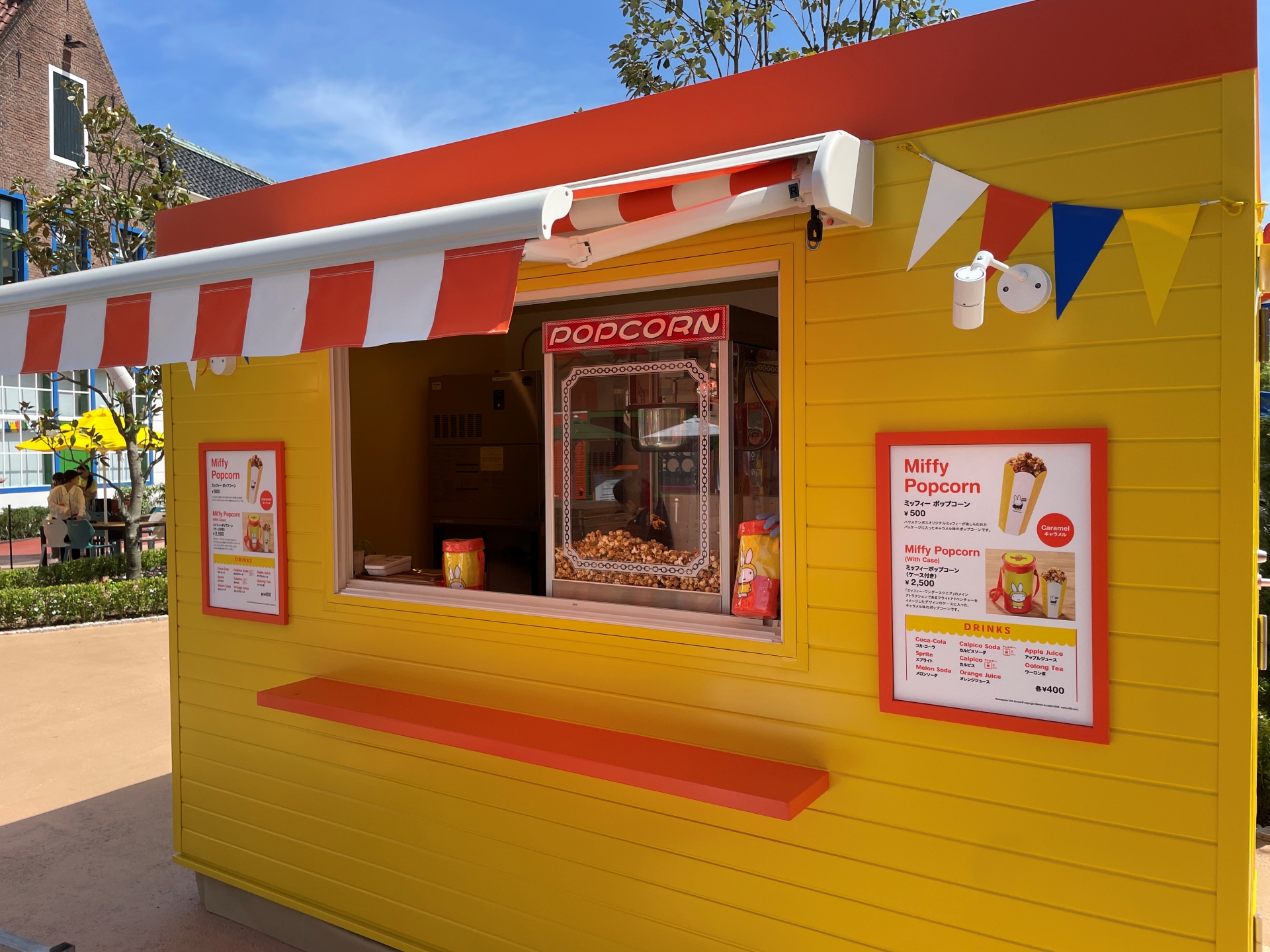 ポップコーン販売ワゴン。ケースも購入可能（ケース付きで2,500円）