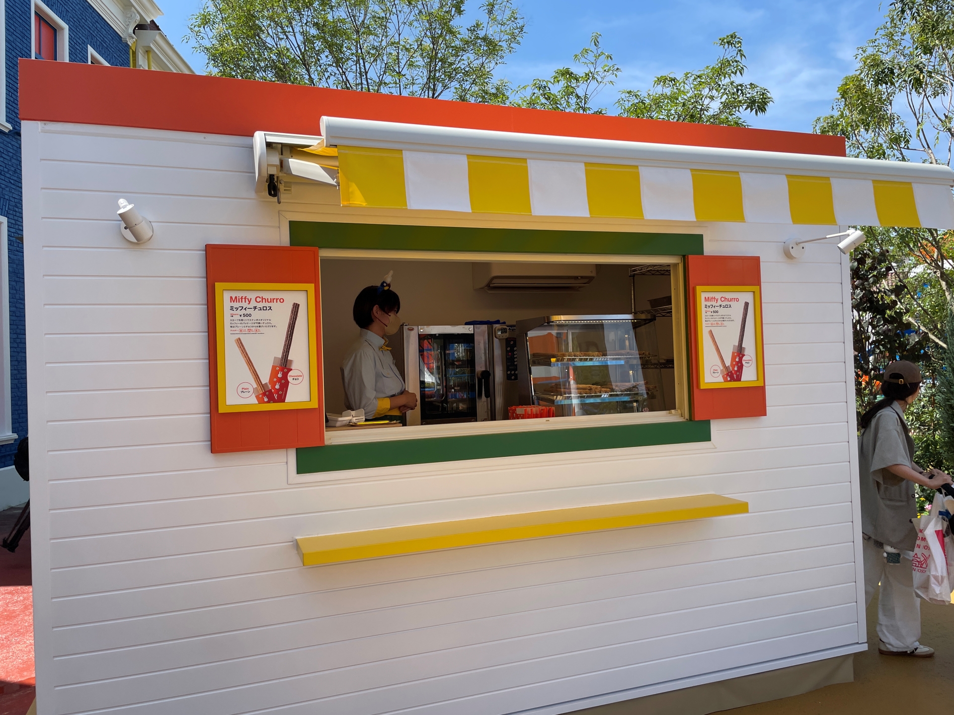 チュロス（500円）の販売ワゴン