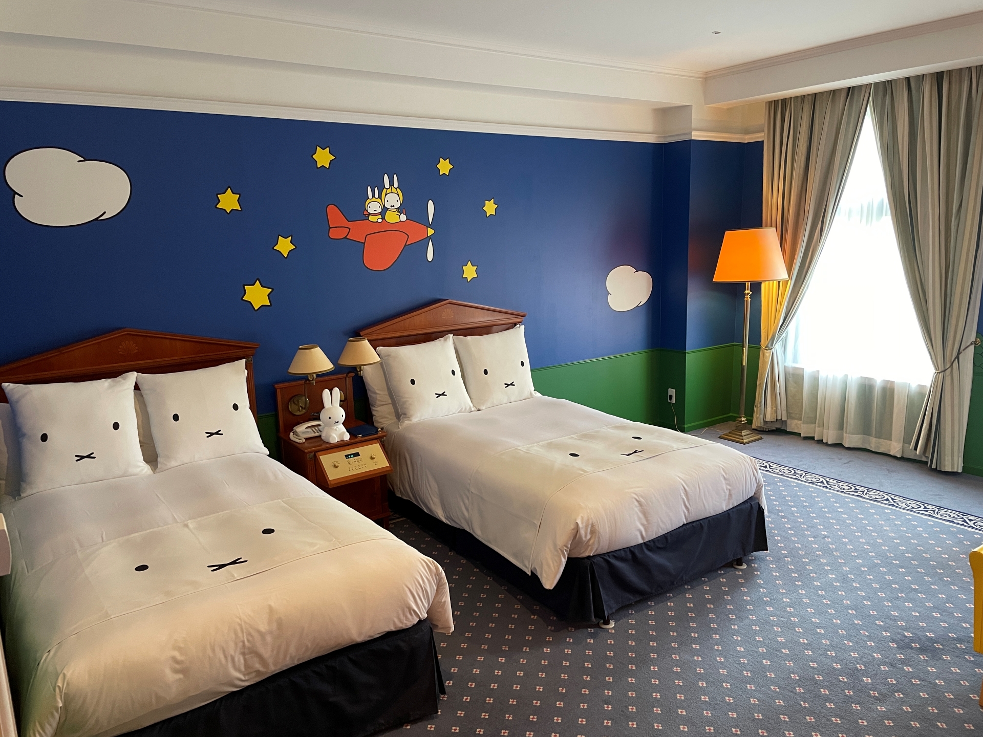 こちらが新デザインの「ミッフィールーム」。家具、食器、アメニティに至るまでミッフィーで統一されている
