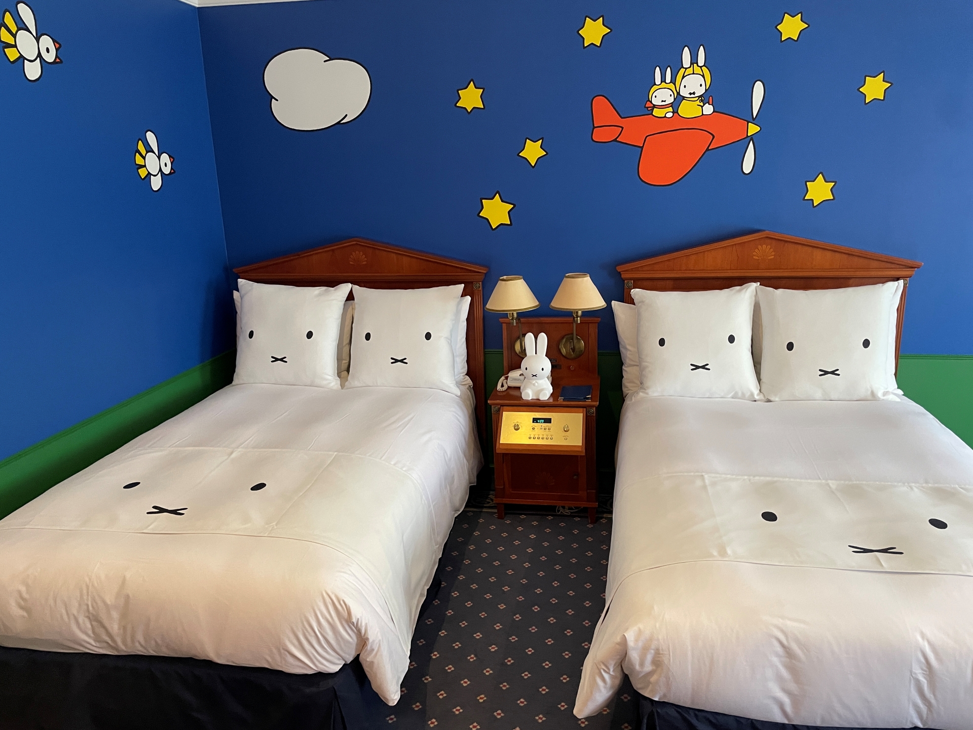 こちらが新デザインの「ミッフィールーム」。家具、食器、アメニティに至るまでミッフィーで統一されている