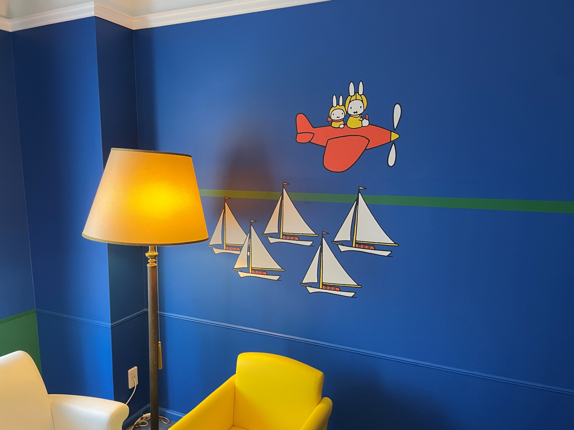 こちらが新デザインの「ミッフィールーム」。家具、食器、アメニティに至るまでミッフィーで統一されている