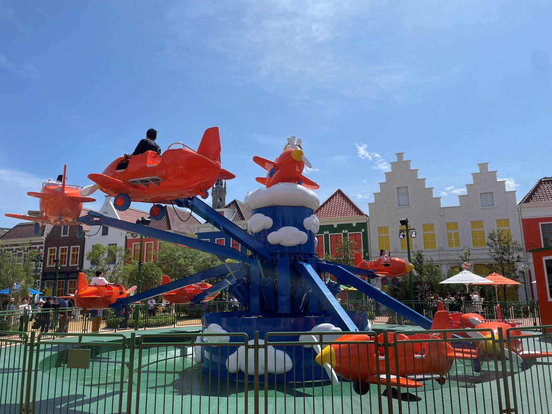 ボタンを押すと上昇する、という仕掛けが面白い。地上からの見た目以上に高く上がるので、実に楽しい