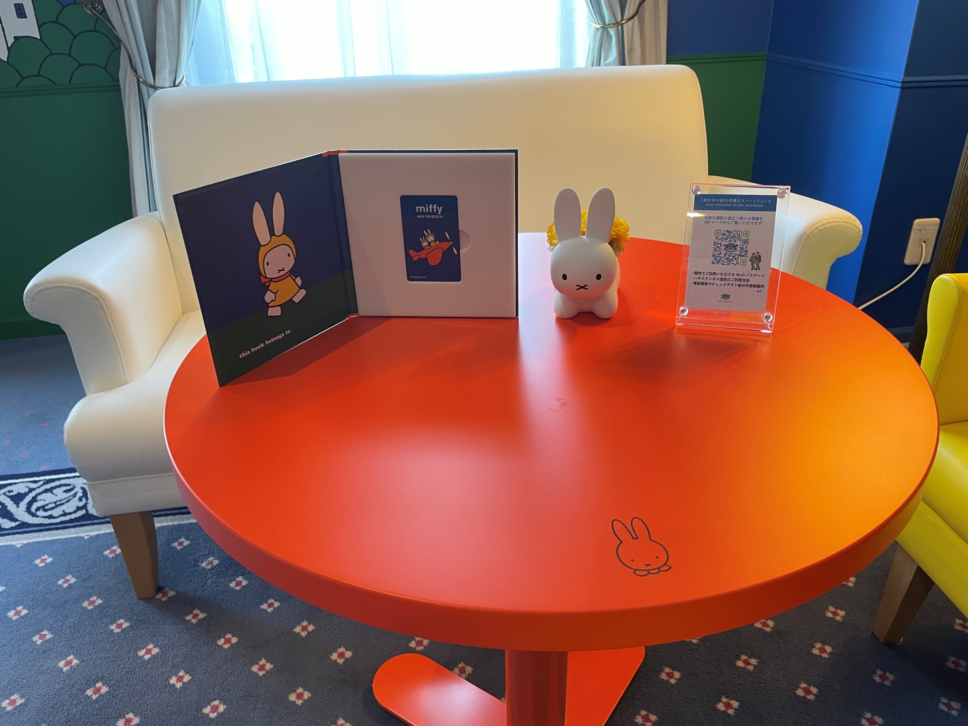 こちらが新デザインの「ミッフィールーム」。家具、食器、アメニティに至るまでミッフィーで統一されている