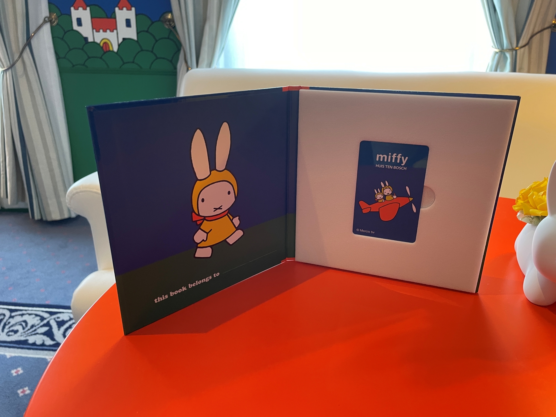 こちらが新デザインの「ミッフィールーム」。家具、食器、アメニティに至るまでミッフィーで統一されている