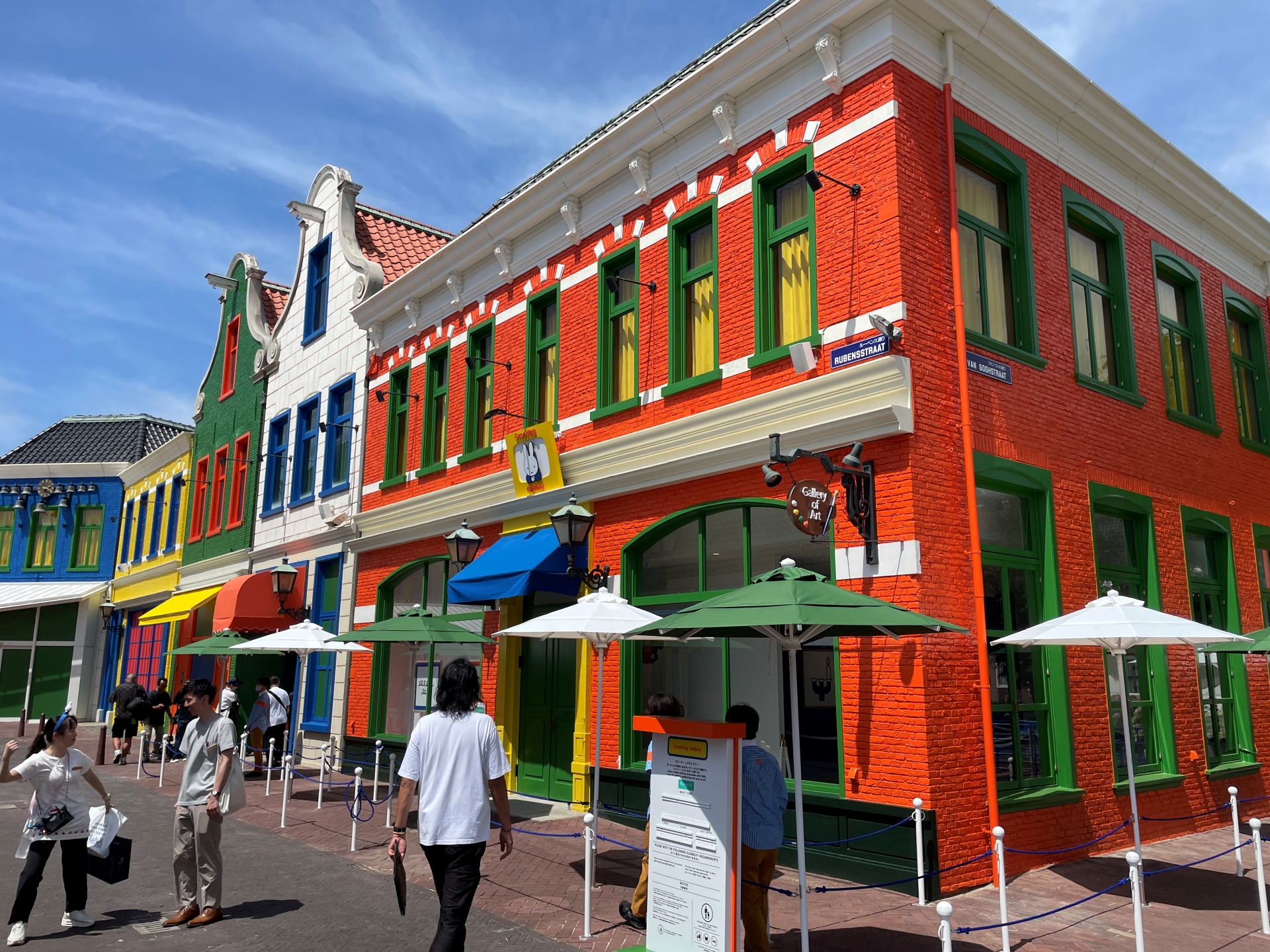 アートギャラリーをイメージした施設。額縁に入った絵はまさにアート