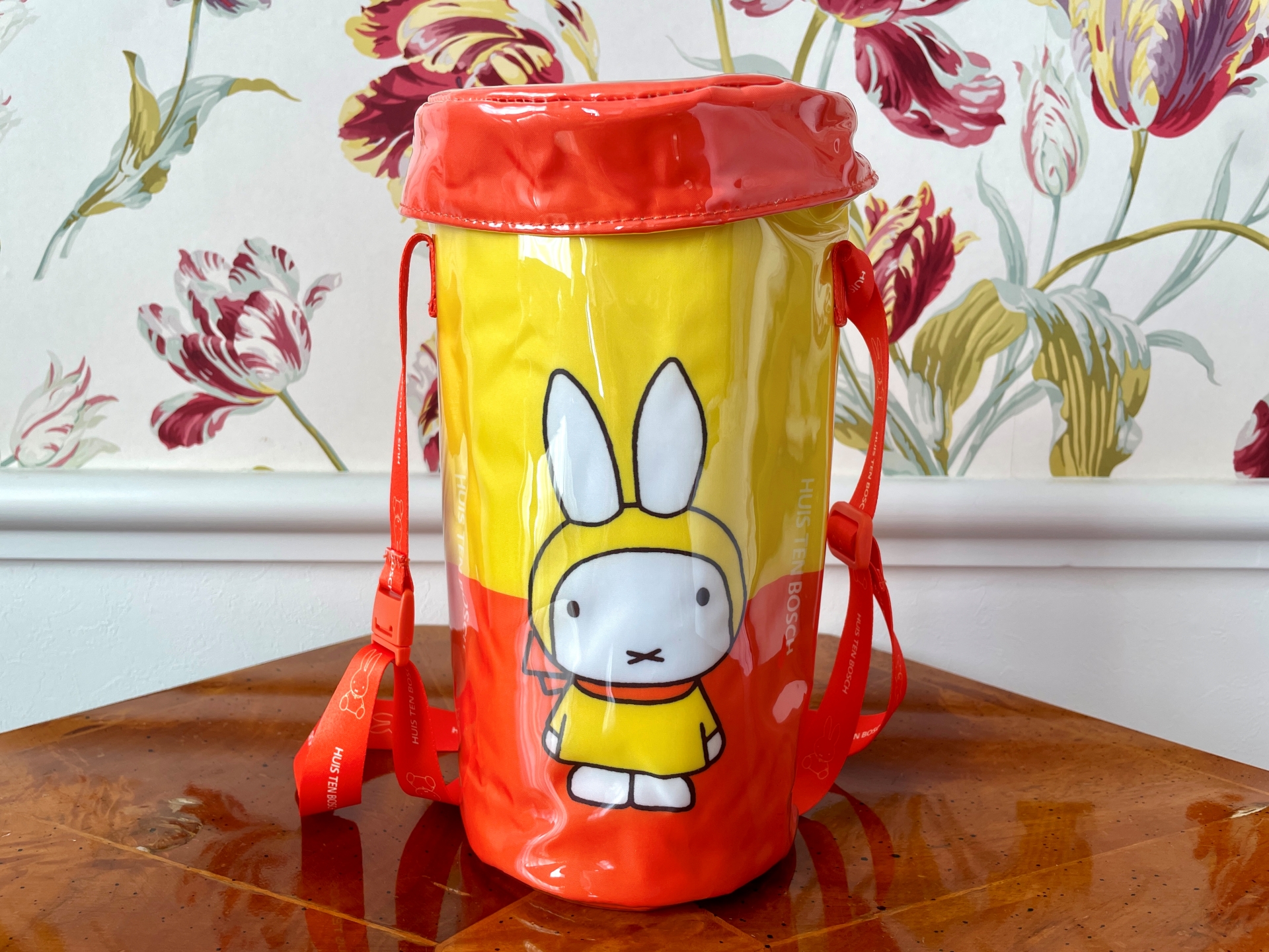 ミッフィーが大きめに描かれた目を引くデザイン。表面はクリアなビニール素材が使用されている