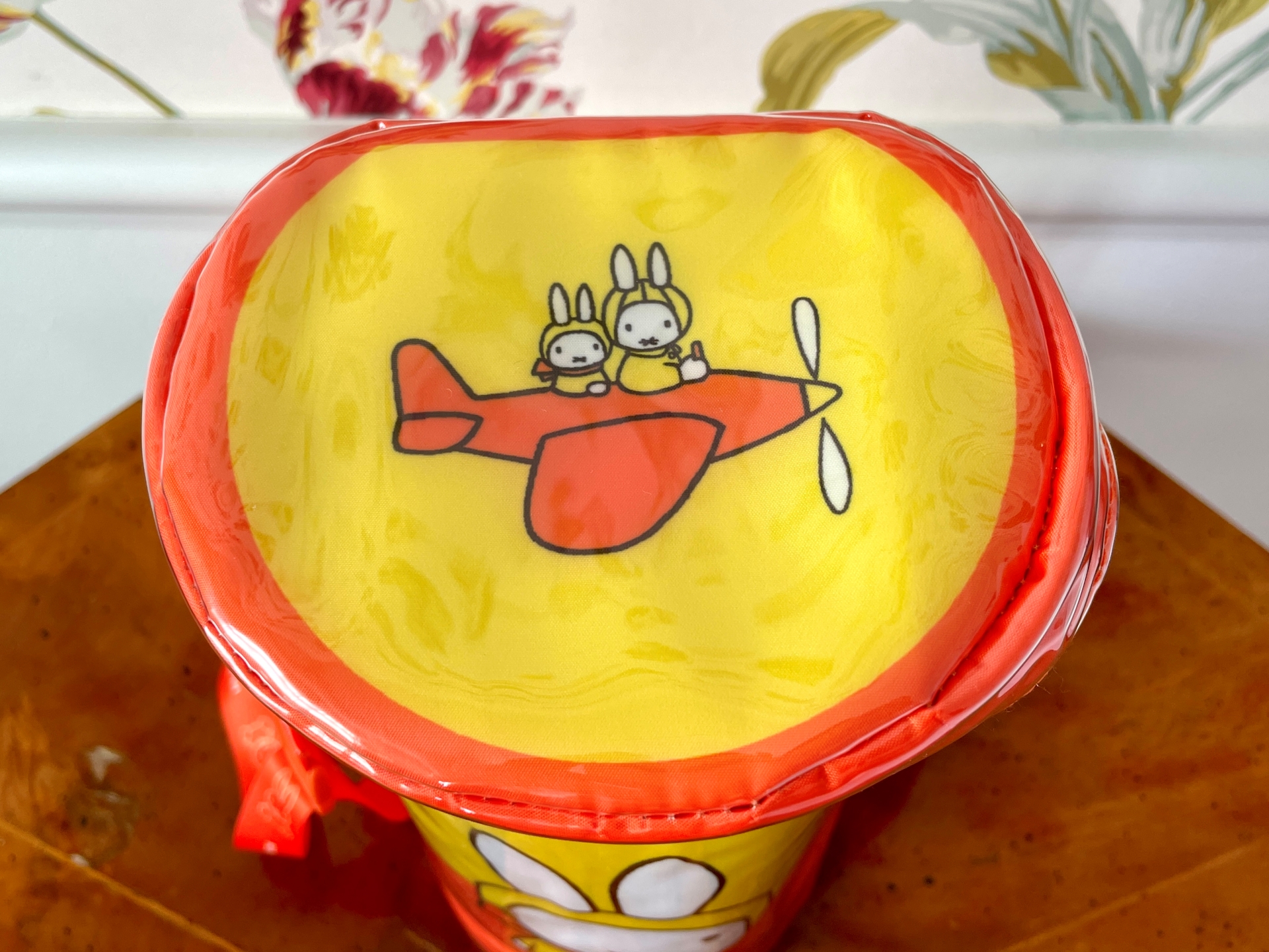 ミッフィーが大きめに描かれた目を引くデザイン。表面はクリアなビニール素材が使用されている