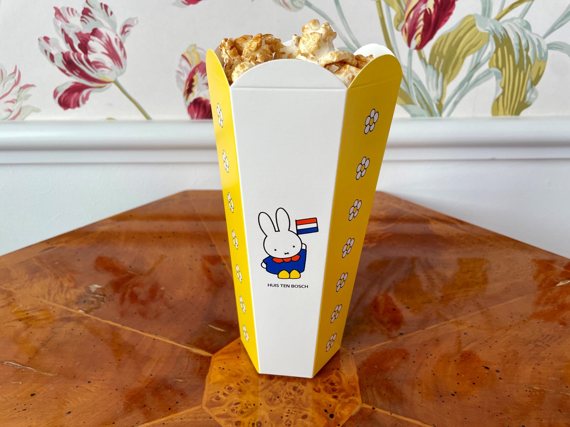 ポップコーンは紙ケース入り