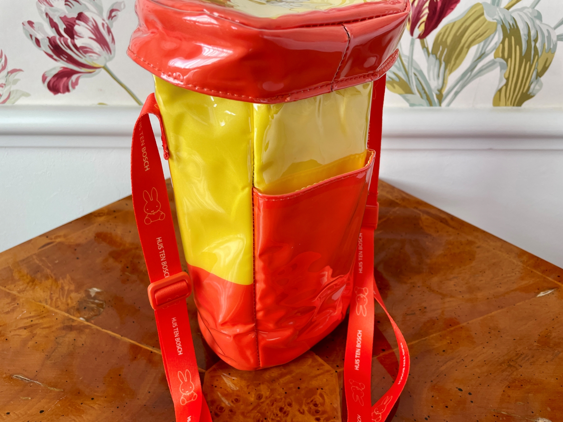 背面にはポケットがあり、ここにも小物が入る