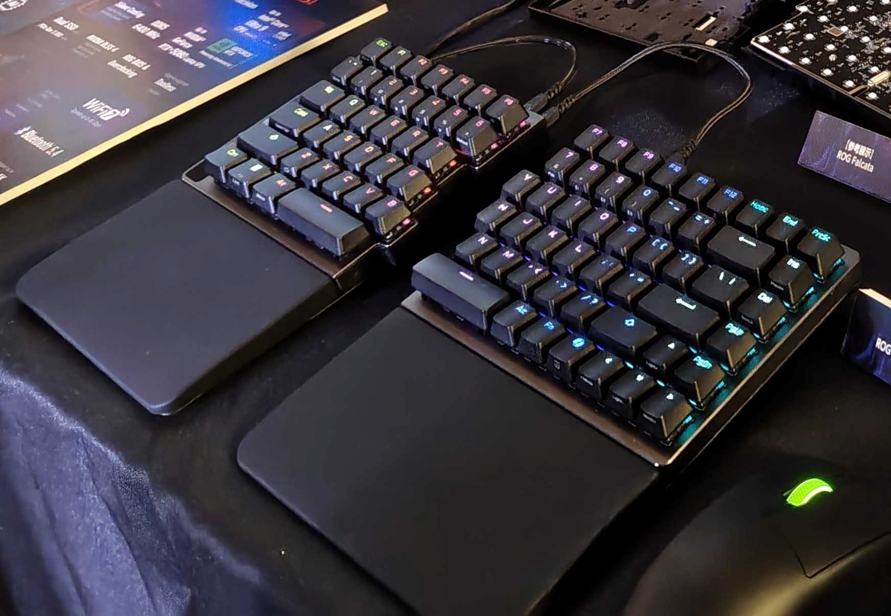 左右分割スタイルのエルゴノミクスゲーミングキーボード「ROG Falcata」も参考展示