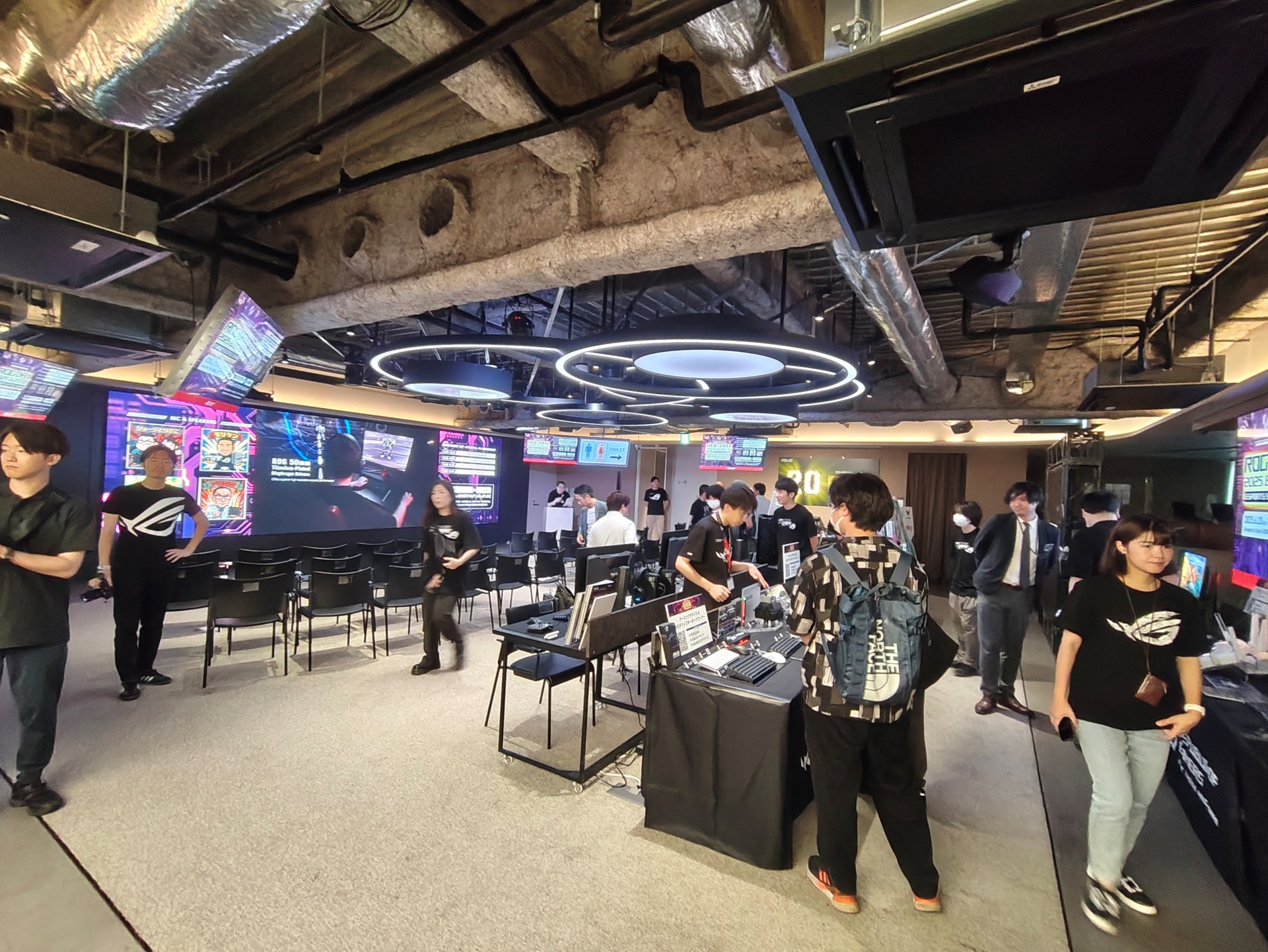 会場全景。ステージでは各種ROG製品の紹介などが行なわれる予定