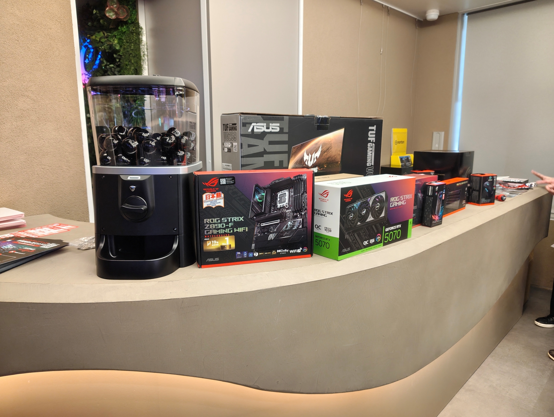 グラフィックスボードなどの豪華な景品の数々やノベルティグッズなどが豊富に用意されている