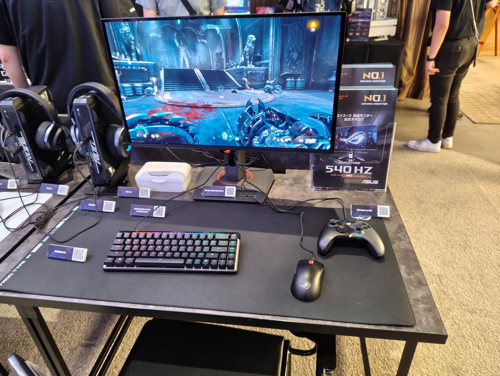 ゲーミングモニターコーナーには「ROG Strix OLED XG27UCDMG」はグローバル市場にて4月に発売した27型有機ELディスプレイが展示されており、実際の映り具合などが確認できる