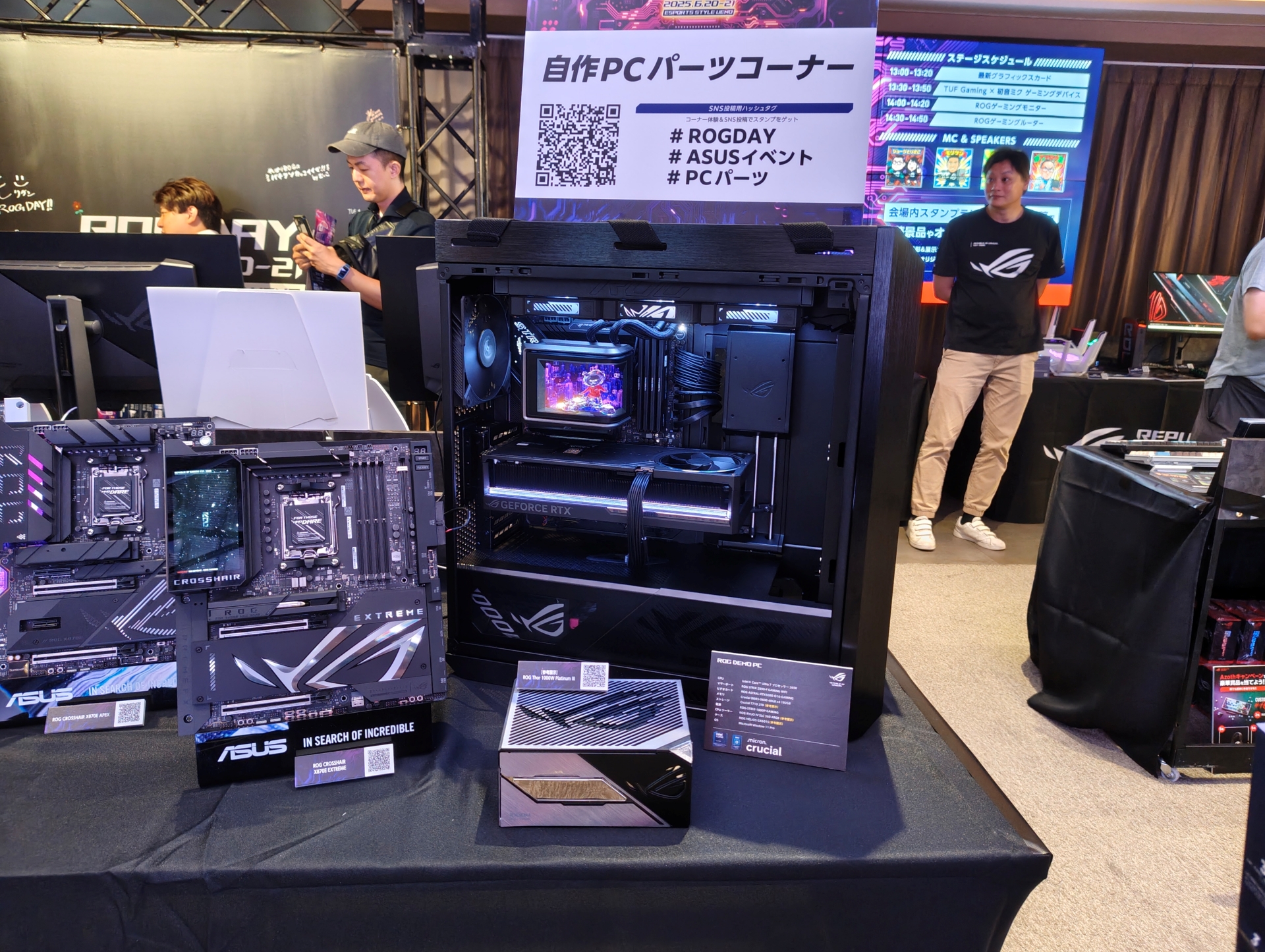 「自作PCパーツ」コーナーを見ると、PCの内部で「映像」が動いている不思議なビジュアルに遭遇……。なお、ケース自体も未発売の「ROG HELIOS GX601S」だ