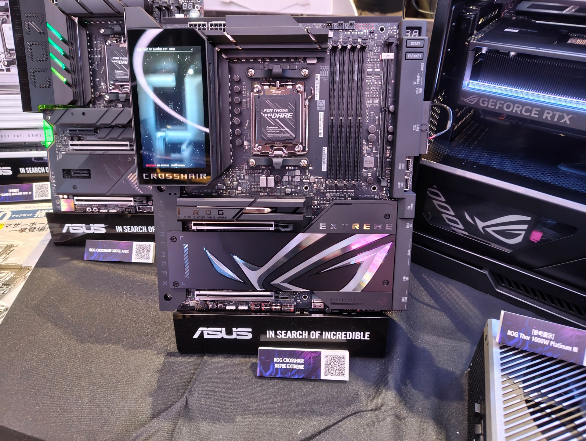 マザーボードに5型液晶を備える「ROG CROSSHAIR X870E EXTREME」。こちらは本日より販売開始の製品だ