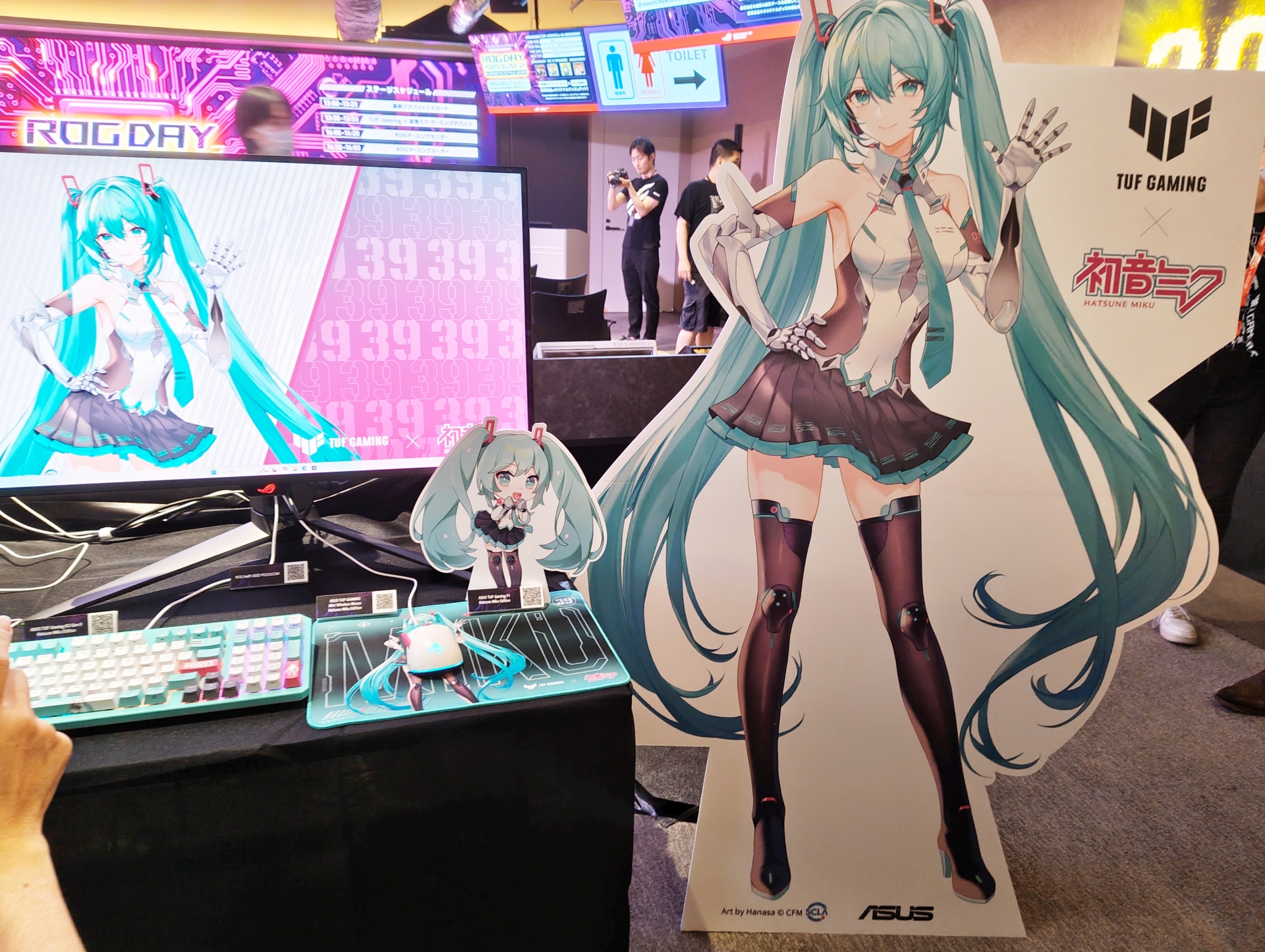 初音ミクの等身大ポップが置かれている