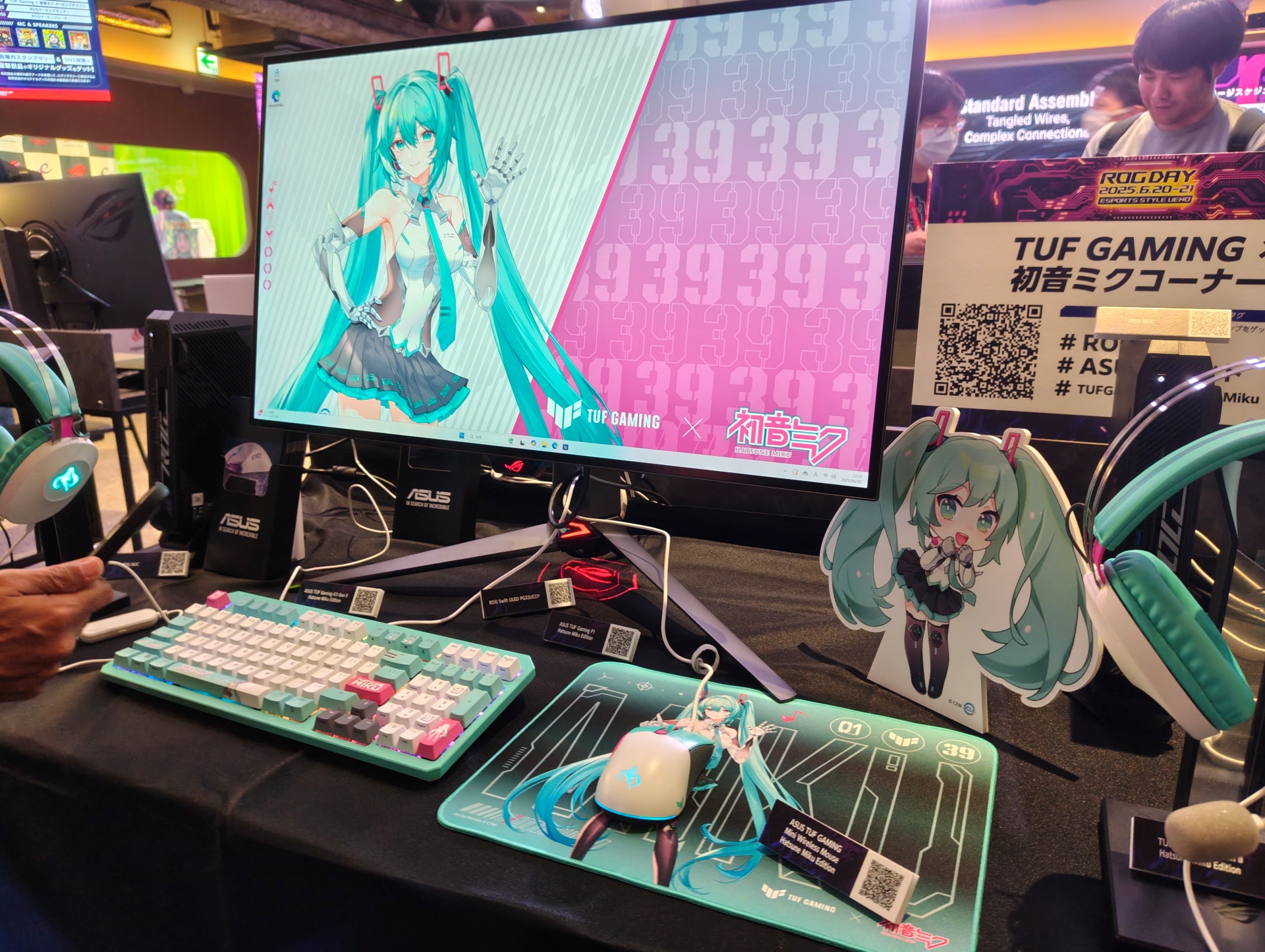 展示PCの壁紙も初音ミク一色となっており、思わずみっくみくになってしまう