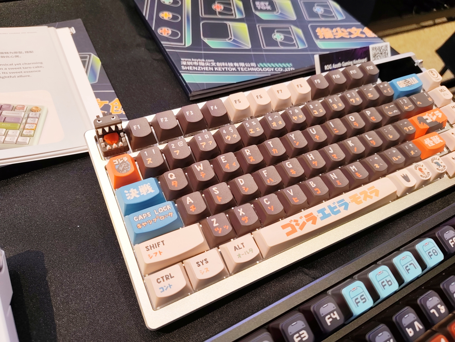 他社製のカスタム用キートップも数多く用意されており、ユニークなカスタム例が展示されていた