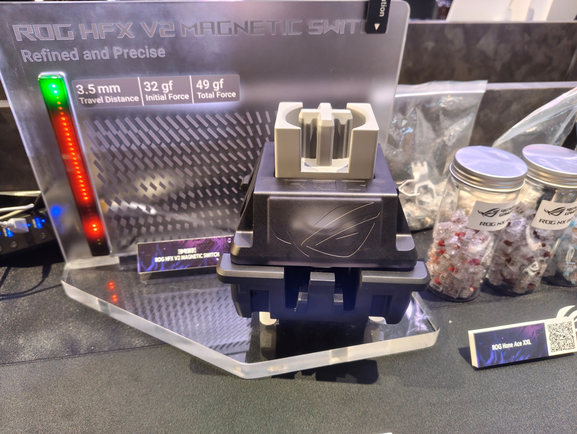 同社開発のキースイッチ「ROG HFX V2 MAGNETIC SWITCH」の大型模型を参考展示