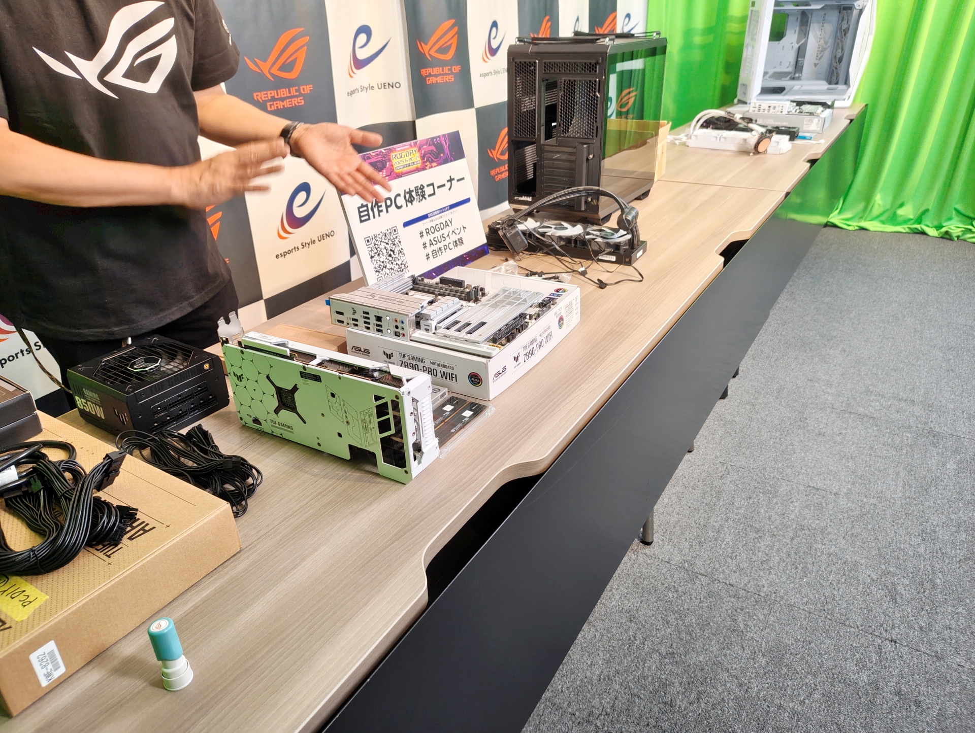 別室には「自作PC体験」コーナーとして、同社が用意した自作PC用パーツを使った「自作PC体験」のコーナーも用意。2組分のスペースが用意されており、自作PCの組立が手軽に体験できる