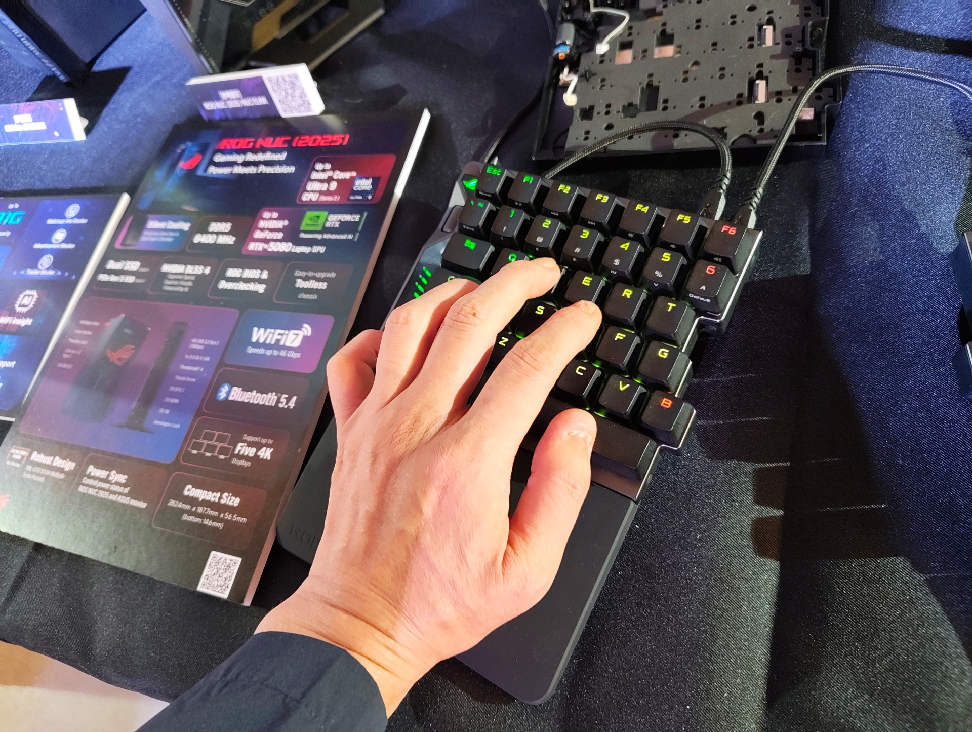 実際に触れてみたところ。ゲームを遊ぶ場合には、必要な左キーボード部分のみを使える仕組みは非常に合理的と言える