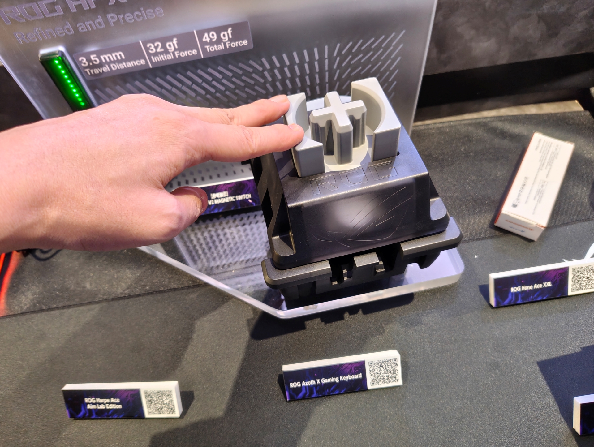 「COMPUTEX TAIPEI 2025」にて出展されていた大型模型を今日のために借りてきたとのことで、実際に押すことができる上に、アクチュエーションポイントの変化などが確認できるという