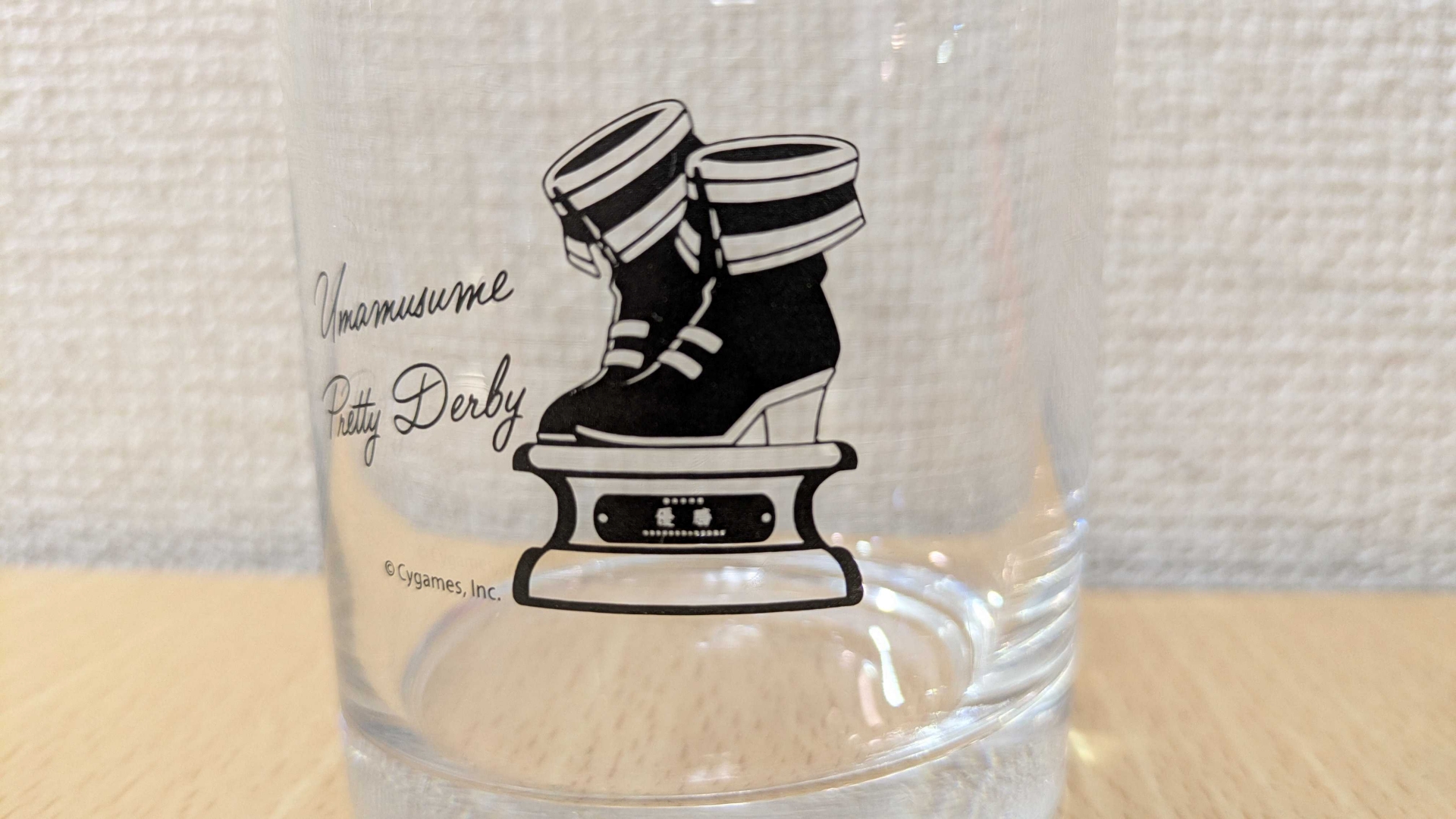 購入特典として付属する、「靴型トロフィー」をあしらったオリジナルグラス