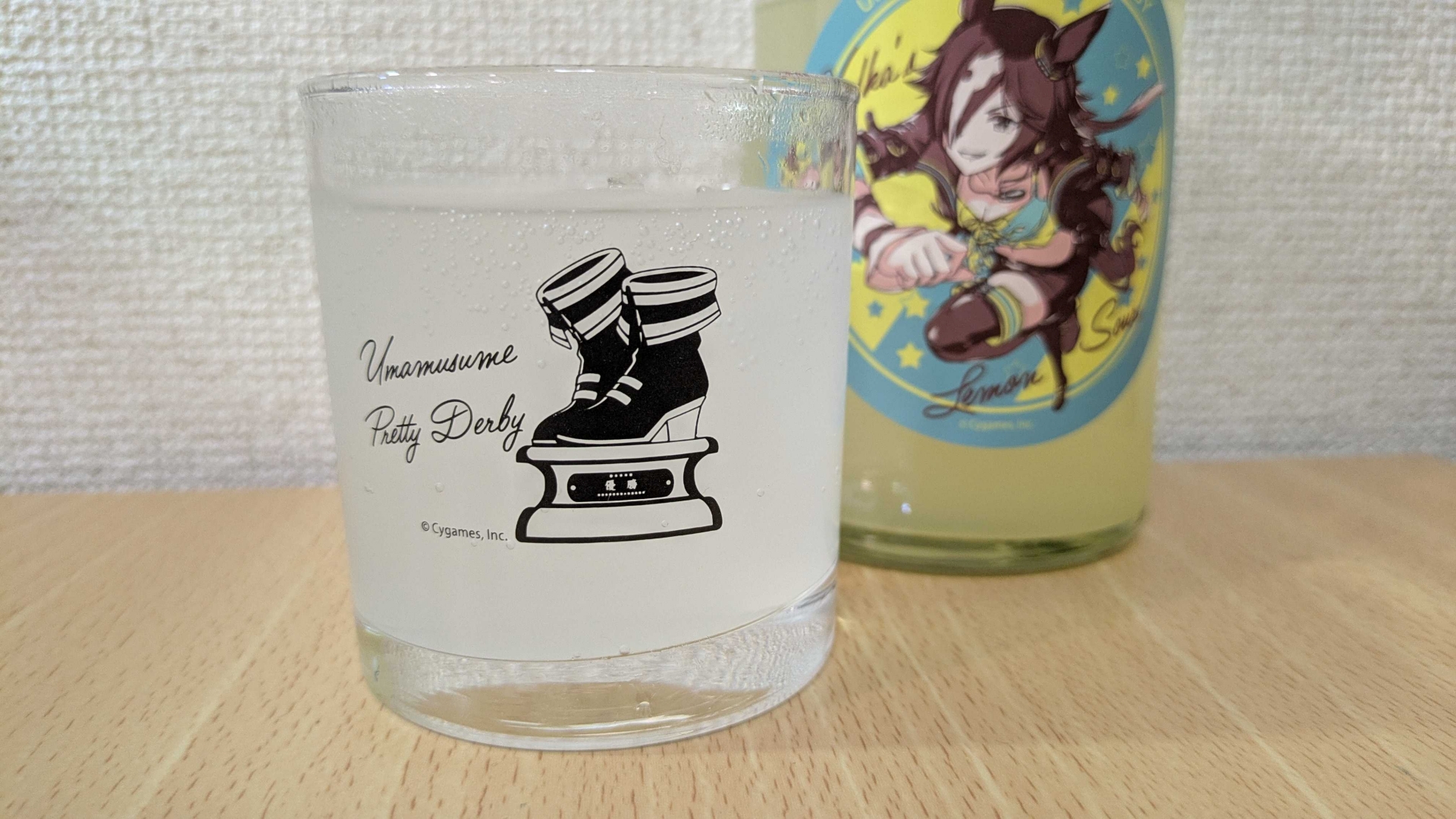 ここにソーダ120mlと大きめのロックアイスひとつをいれると容量としてもピッタリだ。中身を入れることでロゴもより際立つ