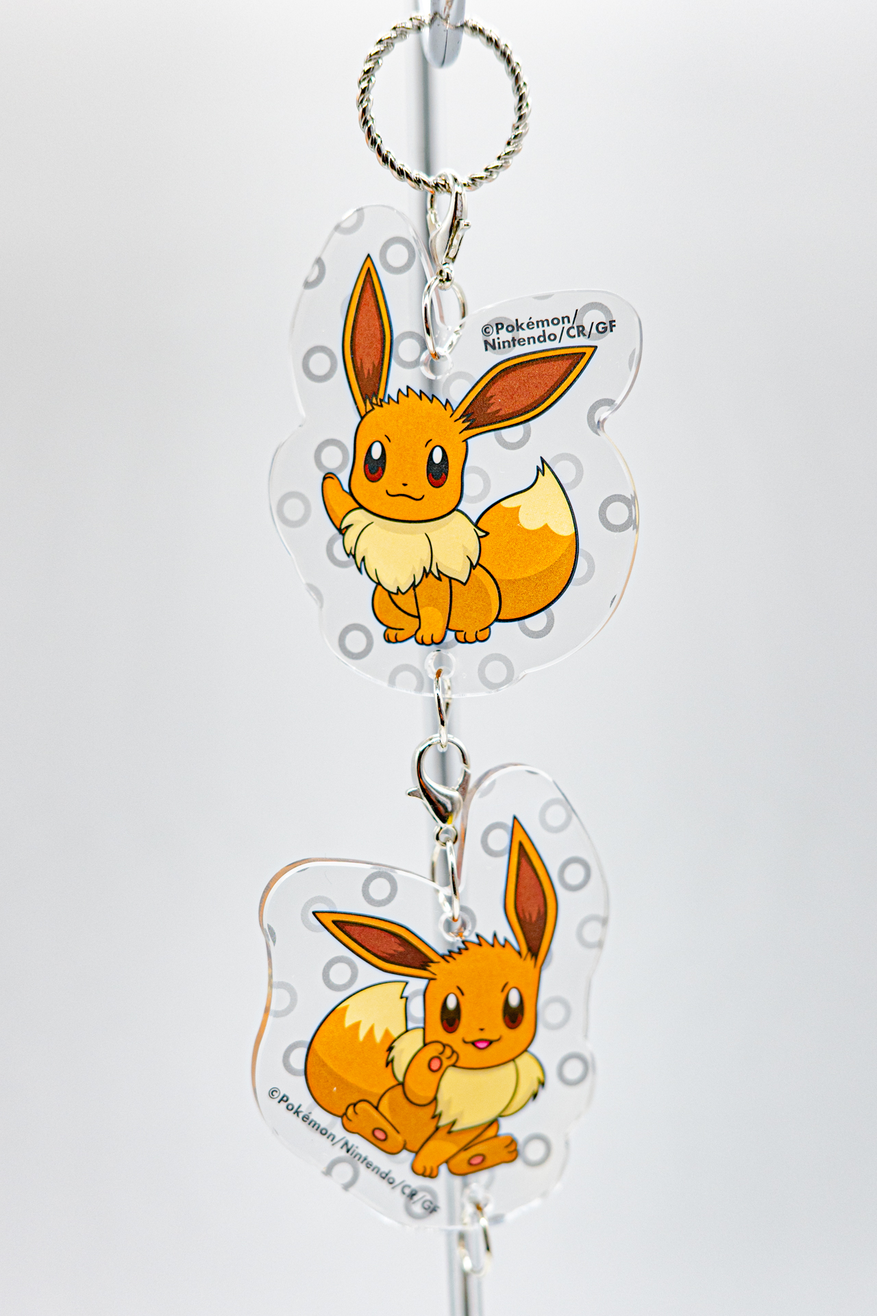 キーホルダーはカニカンつきのチャーム型。ブイズはそれぞれのイメージカラーになったアクリルで仕立てられており、パッと見でも目を引く存在感がある