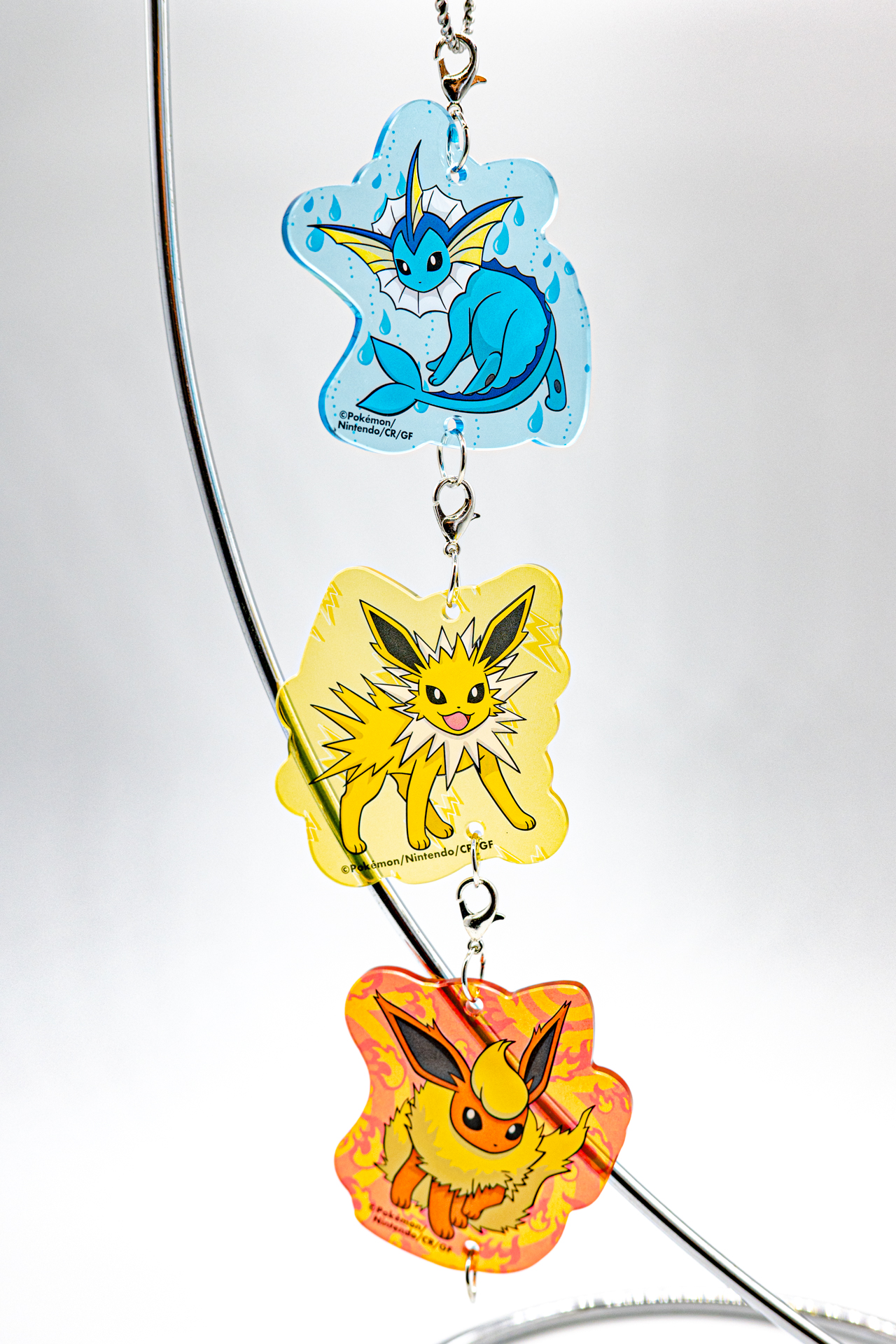 キーホルダーはカニカンつきのチャーム型。ブイズはそれぞれのイメージカラーになったアクリルで仕立てられており、パッと見でも目を引く存在感がある