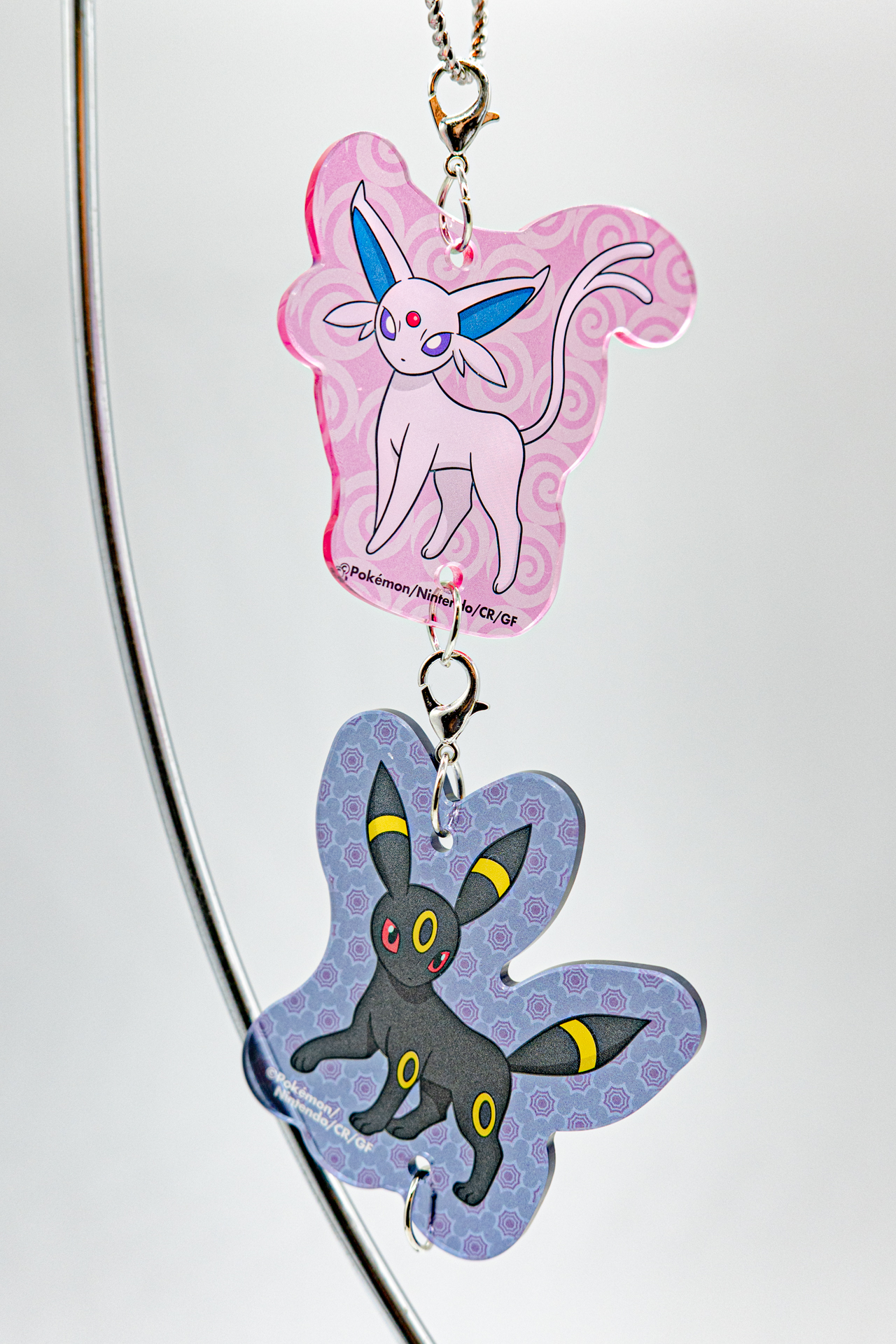 キーホルダーはカニカンつきのチャーム型。ブイズはそれぞれのイメージカラーになったアクリルで仕立てられており、パッと見でも目を引く存在感がある