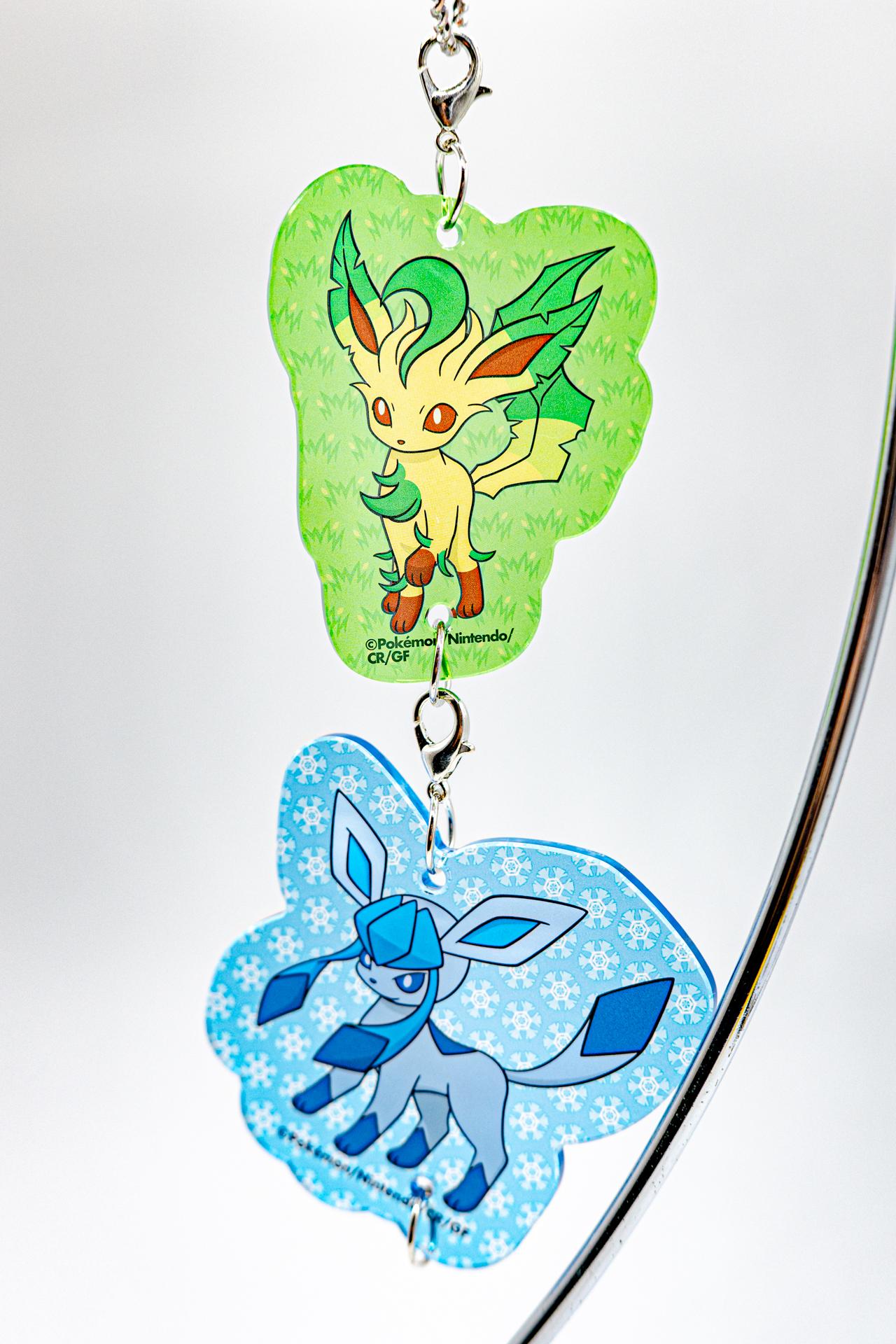 キーホルダーはカニカンつきのチャーム型。ブイズはそれぞれのイメージカラーになったアクリルで仕立てられており、パッと見でも目を引く存在感がある