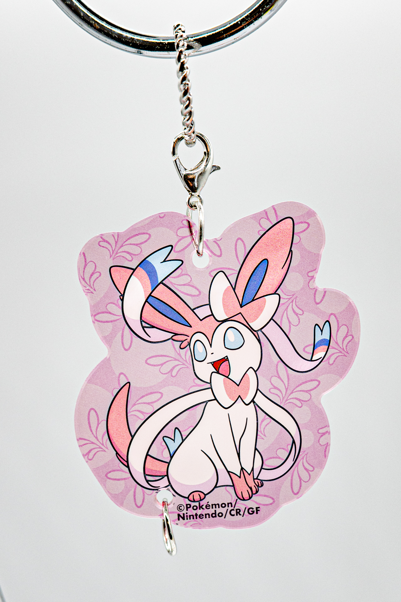 キーホルダーはカニカンつきのチャーム型。ブイズはそれぞれのイメージカラーになったアクリルで仕立てられており、パッと見でも目を引く存在感がある