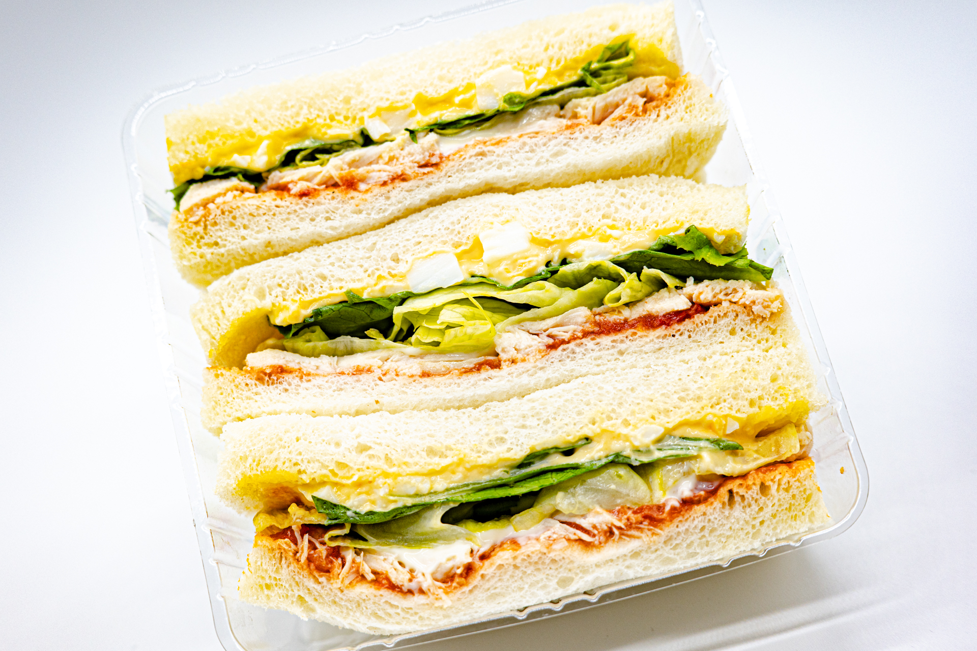 シャワーズ、サンダース、ブースターをイメージした彩りのサンドイッチ。BLTなどでも見られる鉄板の組み合わせだが、サラダチキンを使用しているためさっぱりとした口当たりでペロリと食べれてしまう