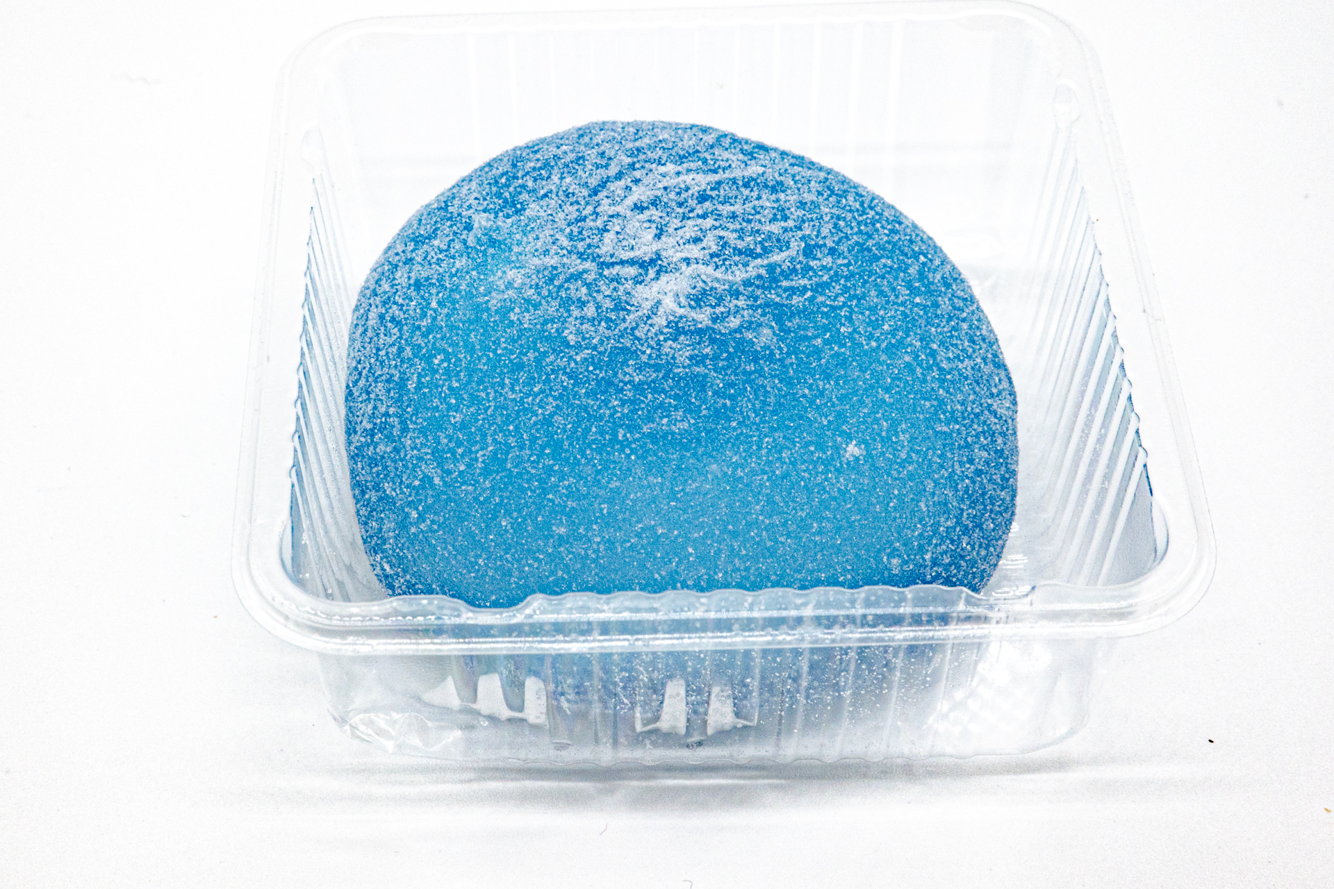 「ふぶき ラムネわらび餅」の中には氷をイメージしたというザラメのような食感のラムネ味クリームが包まれており、こだわりが感じられる