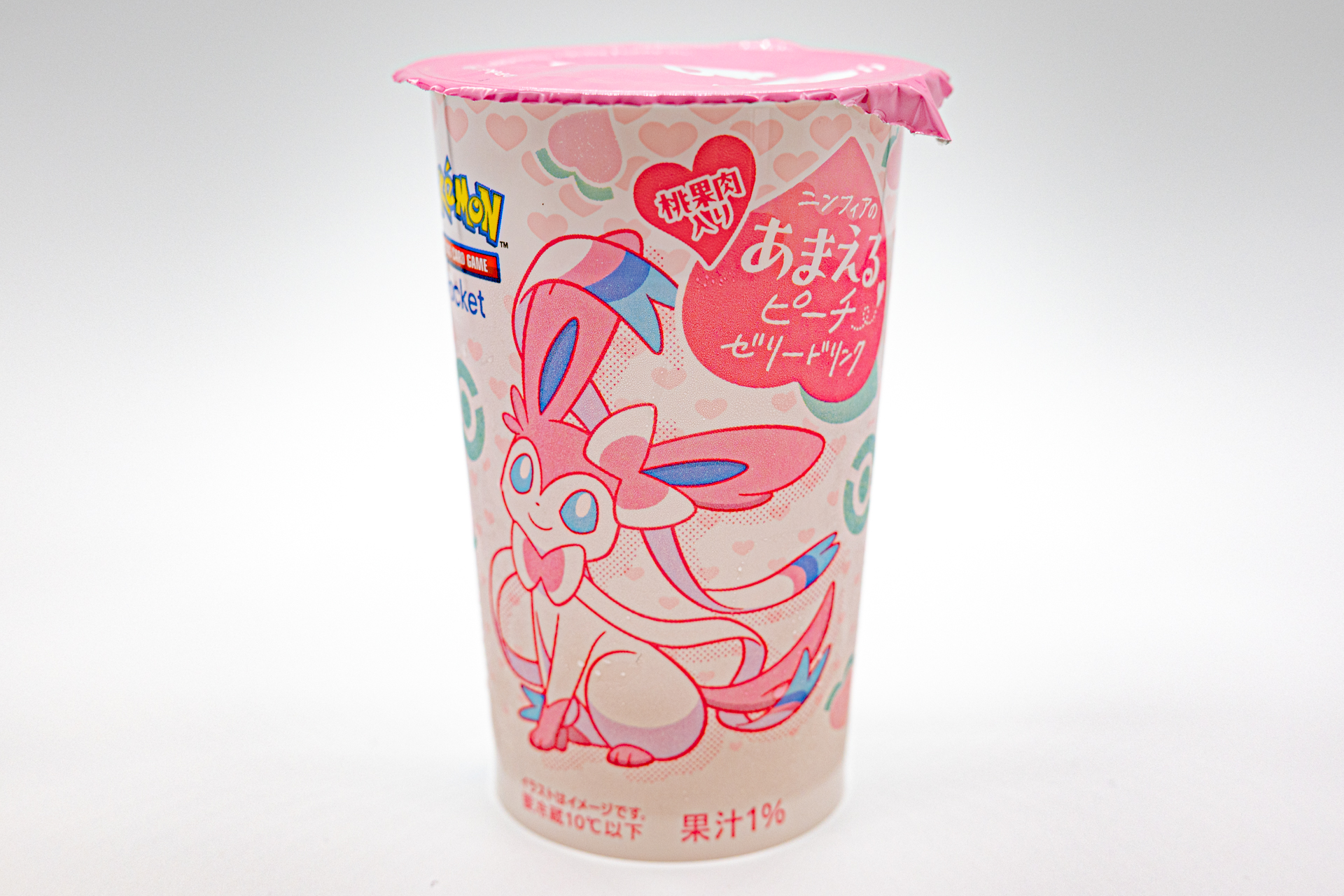 「あまえるピーチゼリードリンク」はニンフィアのかわいらしさが全面に押し出されたパッケージ。ゴロゴロとした桃の果肉がふんだんに入っており、例えば桃缶のシロップが好きなタイプの人には特にオススメ