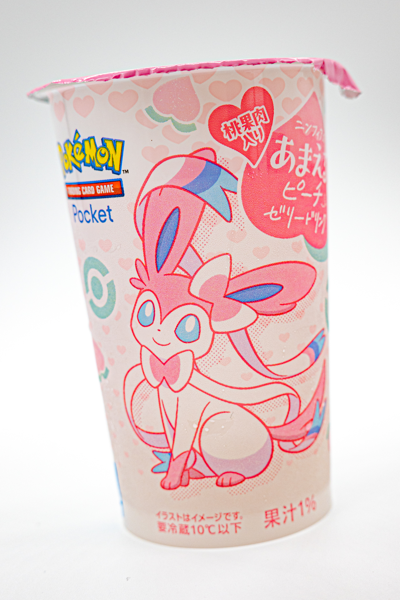 「あまえるピーチゼリードリンク」はニンフィアのかわいらしさが全面に押し出されたパッケージ。ゴロゴロとした桃の果肉がふんだんに入っており、例えば桃缶のシロップが好きなタイプの人には特にオススメ