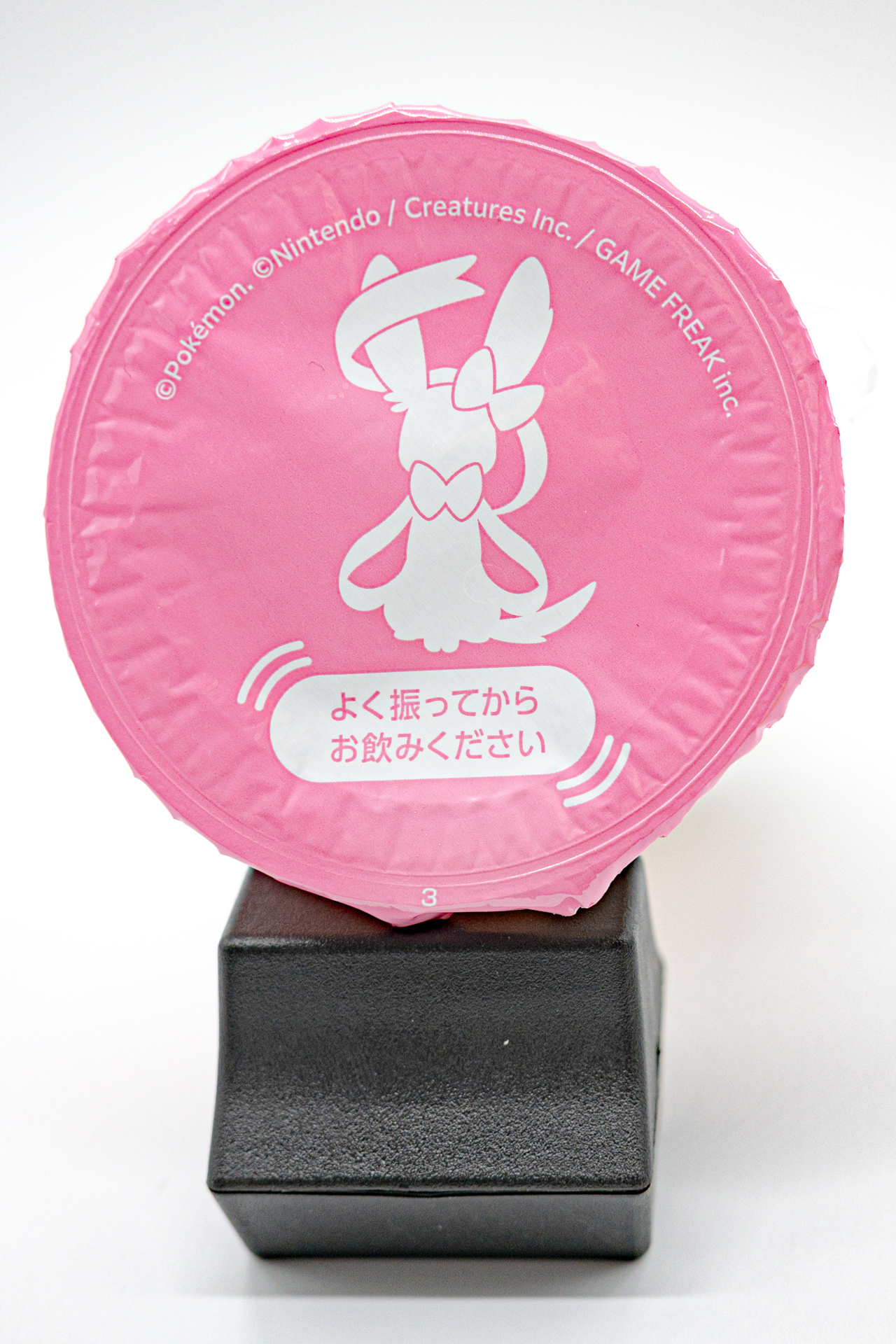 「あまえるピーチゼリードリンク」はニンフィアのかわいらしさが全面に押し出されたパッケージ。ゴロゴロとした桃の果肉がふんだんに入っており、例えば桃缶のシロップが好きなタイプの人には特にオススメ