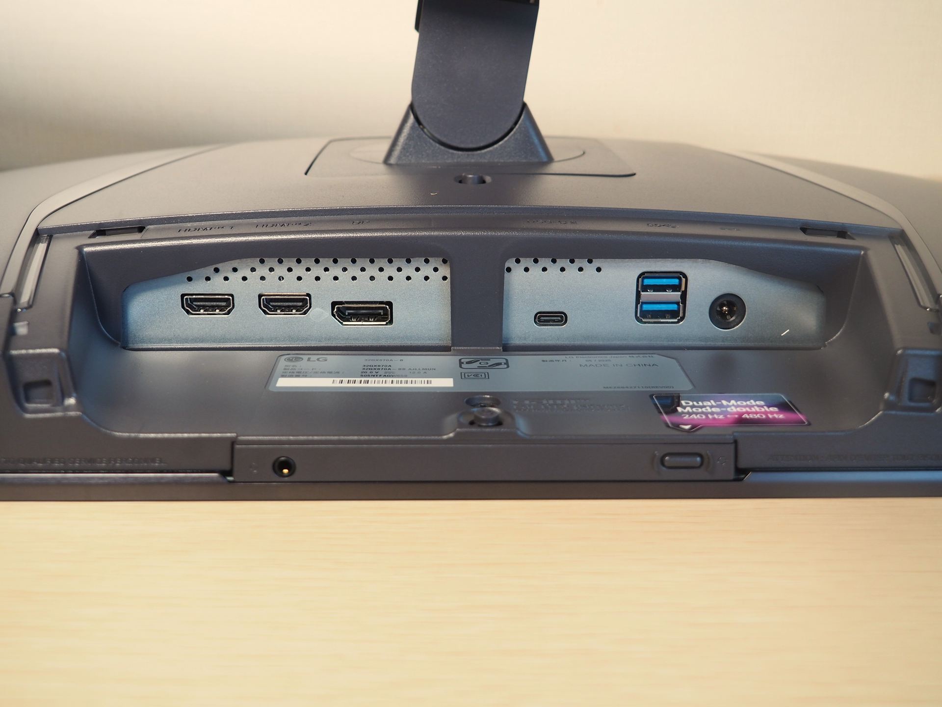 インターフェイスとして、HDMI×2、DisplayPort 2.1、USB Type-C、USB Type-A×2（ダウンストリーム）、ヘッドセット端子を搭載