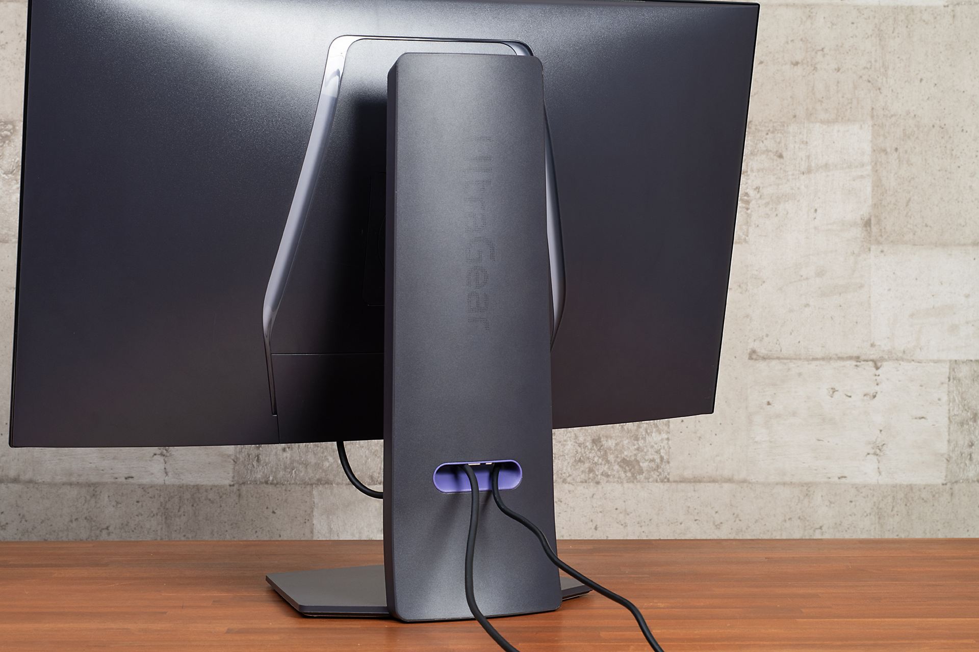 ケーブルはスタンドの中央の穴を通すことで、スッキリとまとめられる