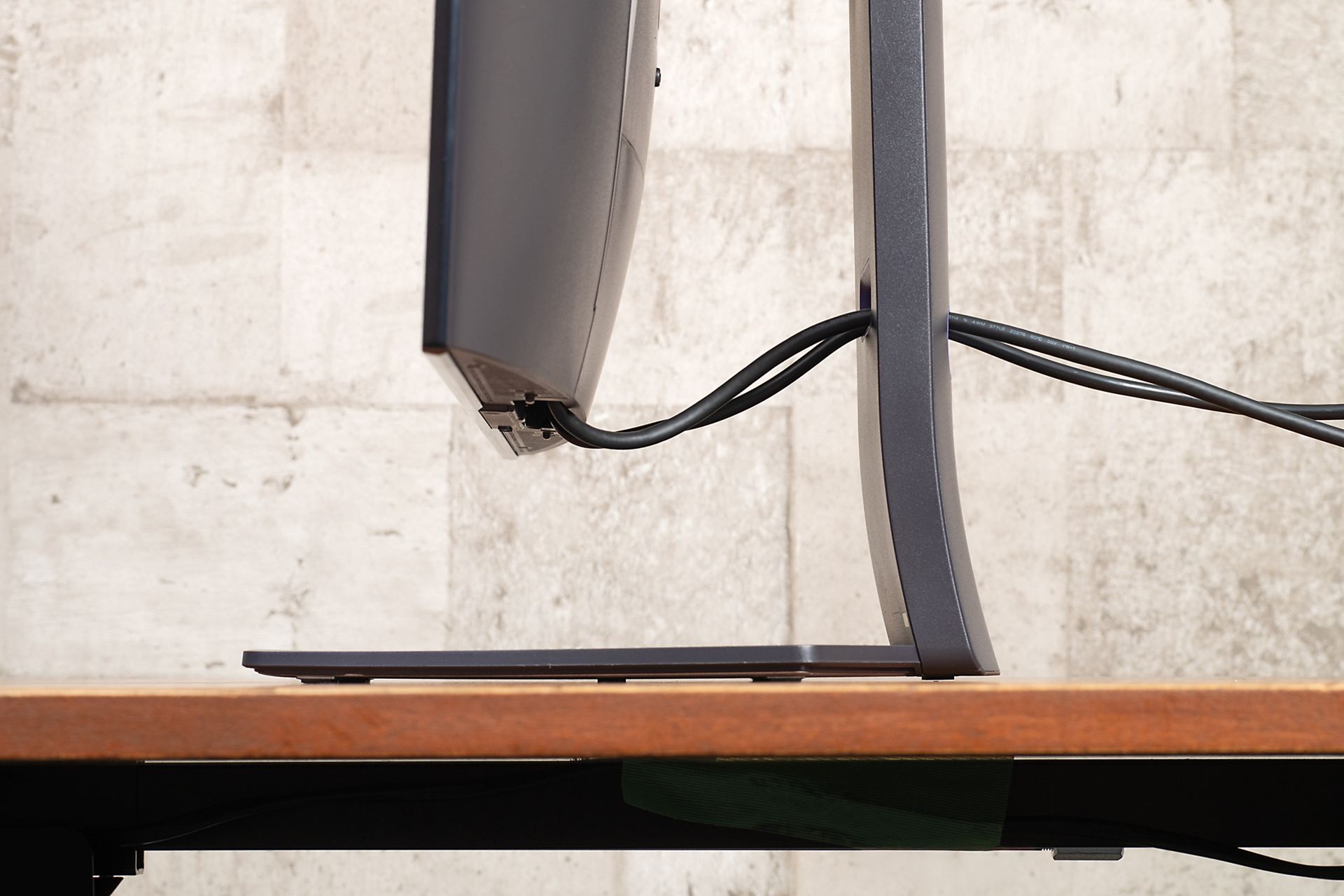 ケーブルとスタンドの様子を横からみたところ