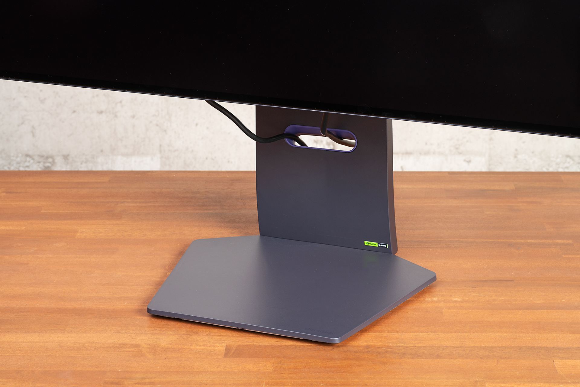 スタンドの台座部分は薄い