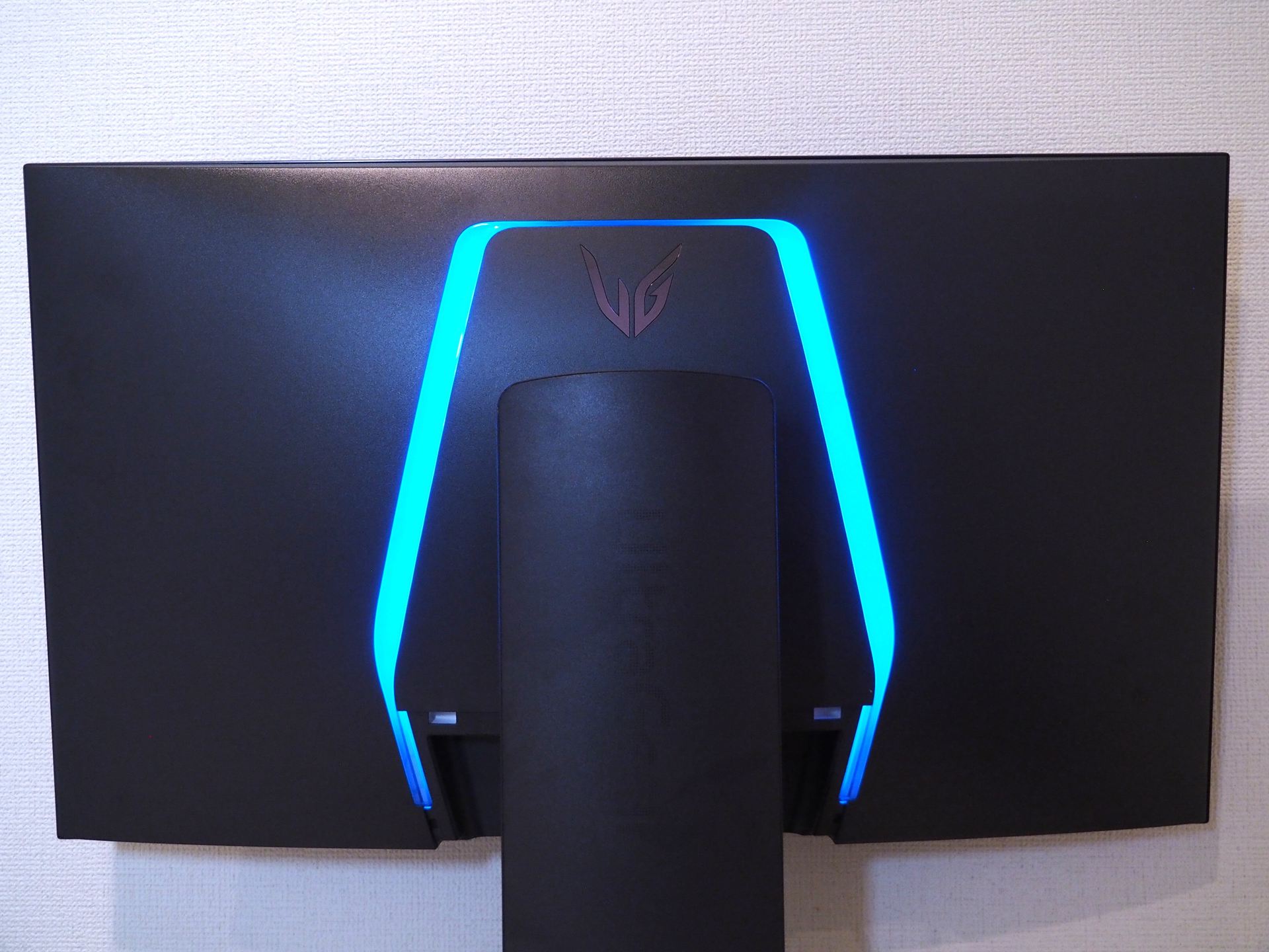 背面にはフルカラーLEDが内蔵されており、さまざまな色で点灯させることができる