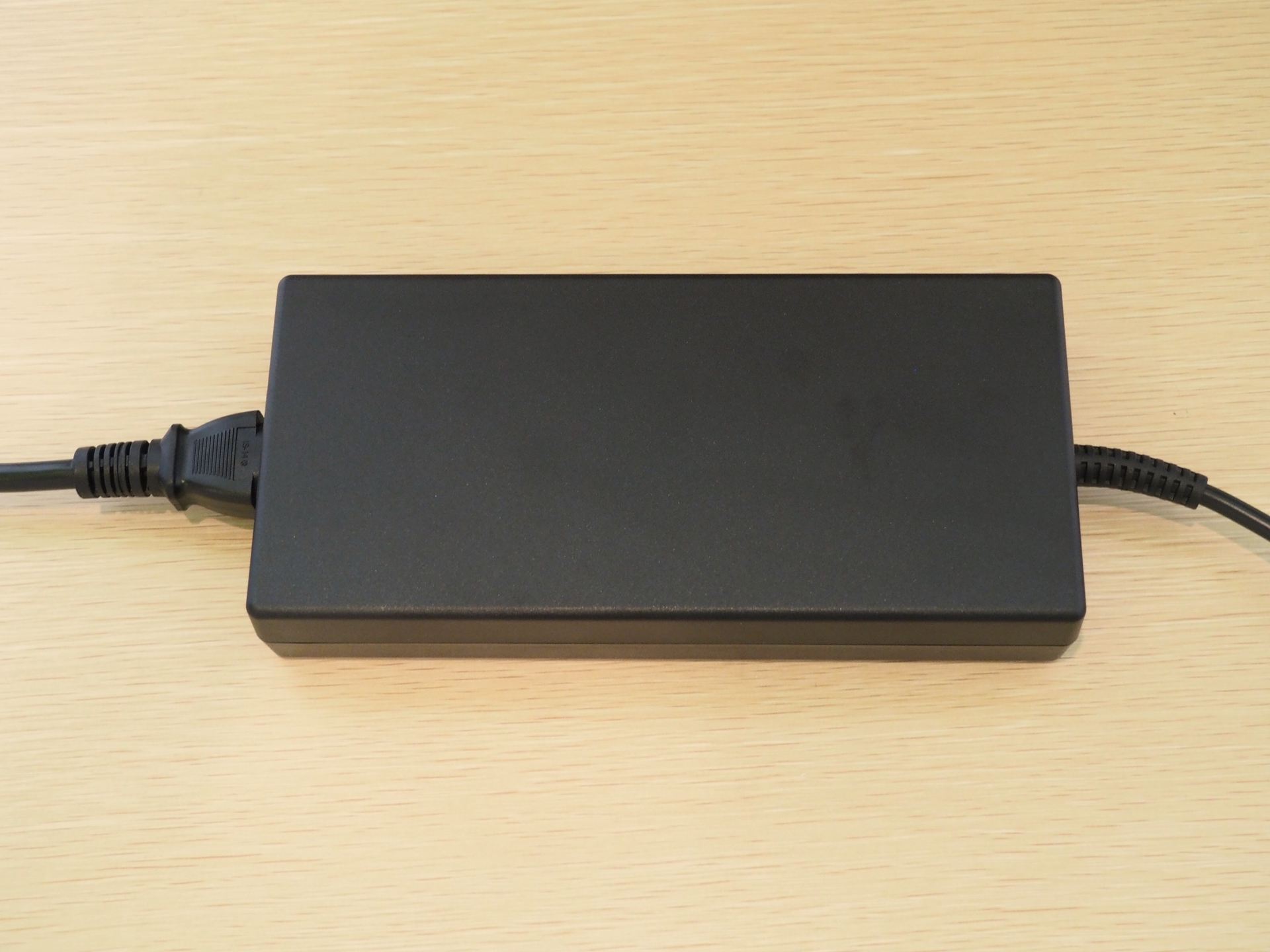 付属のACアダプター。かなり大きめである