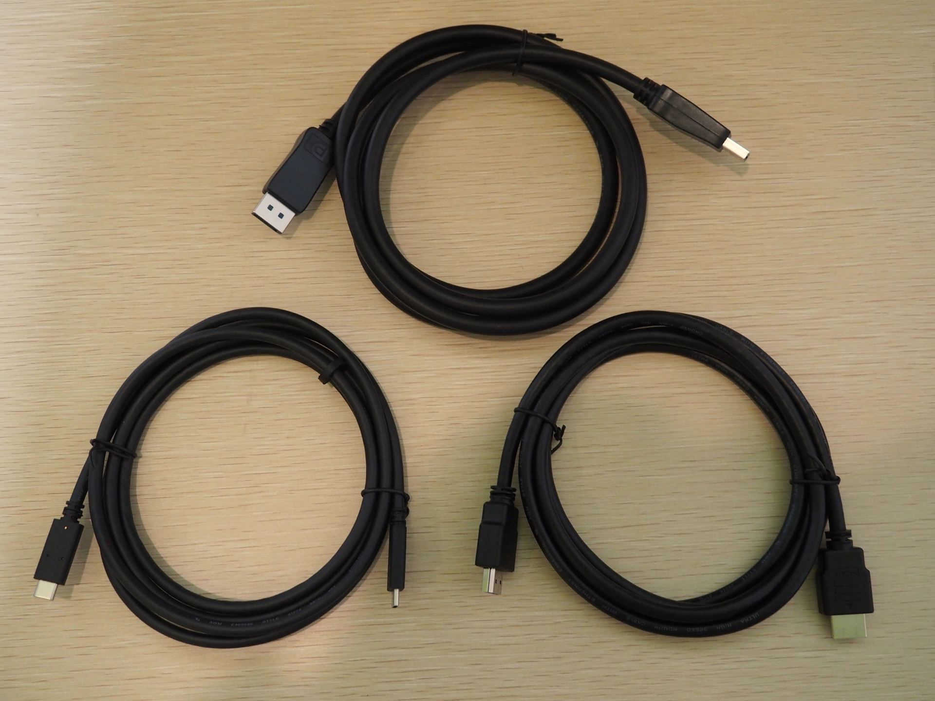 USB Type-Cケーブル、HDMIケーブル、DisplayPortケーブルが付属する