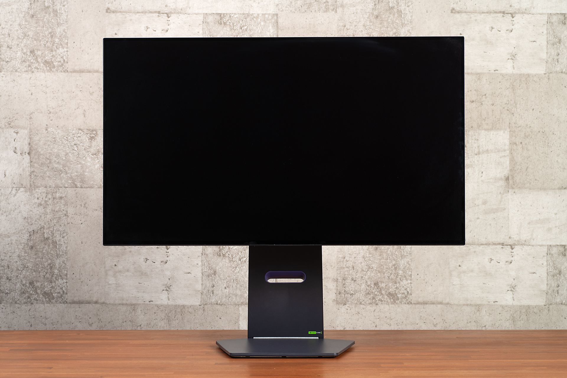 32GX870A-Bの前面。画面は一番上に上げた状態。ベゼルを極限まで狭くしたフレームレスデザインを採用