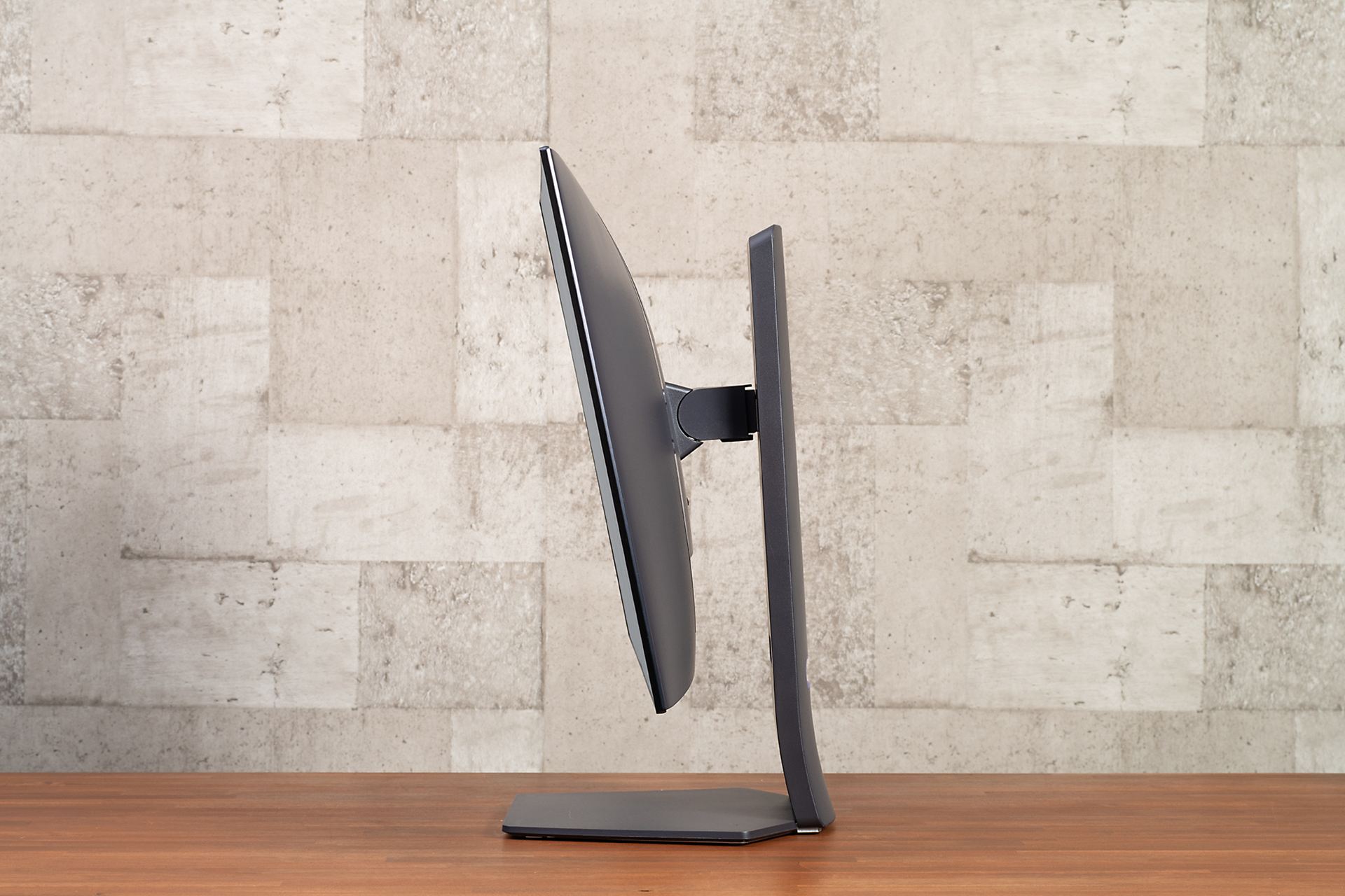 画面を一番下に向けた状態（チルト角ー8度）