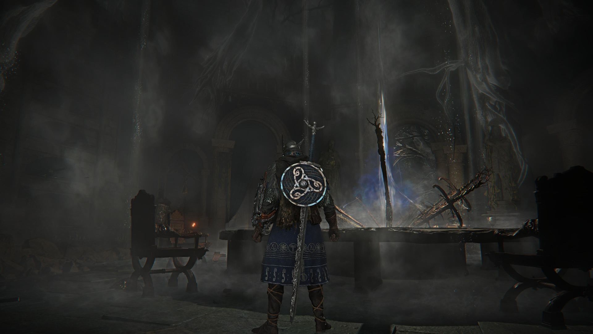 「エルデンリング ナイトレイン」で多いこうした暗いシーンは液晶では黒浮きしやすく苦手なシーンだ