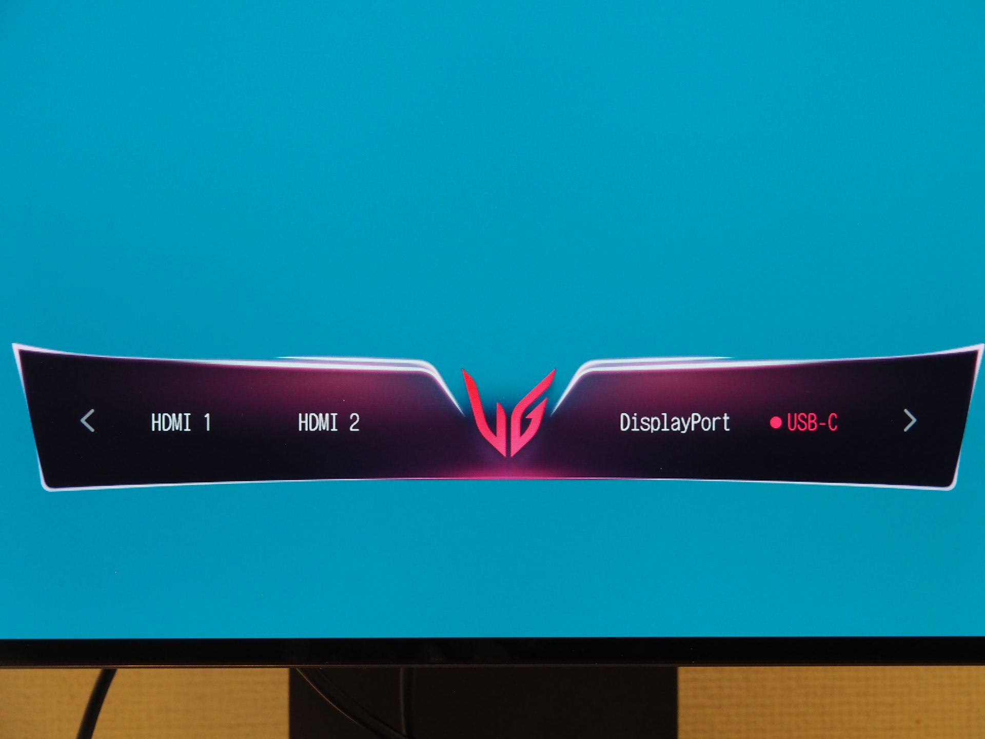 トップメニューから左にOSDジョイスティックボタンを倒すと入力選択メニューが表示される