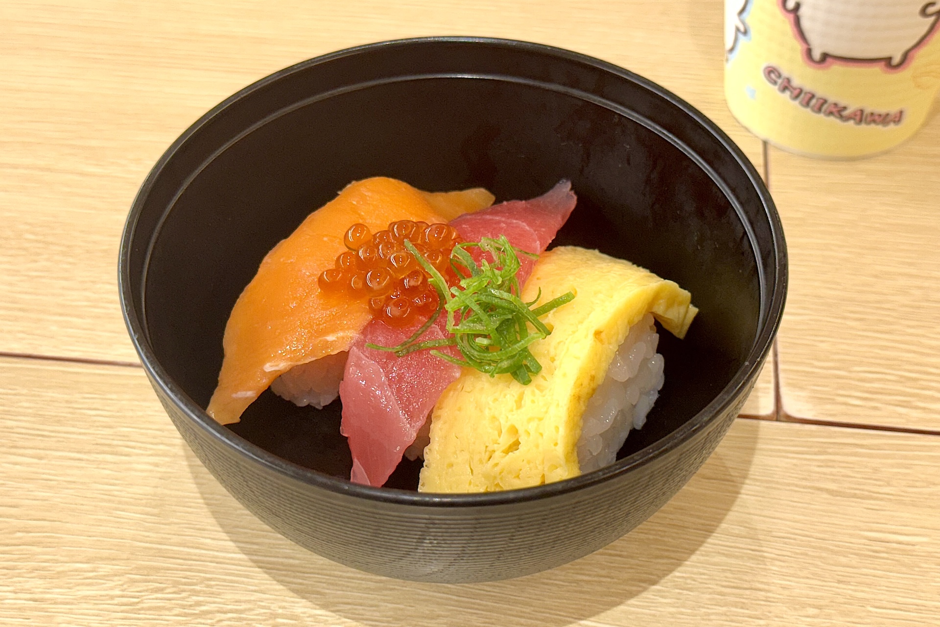 蓋を外すとお寿司が登場